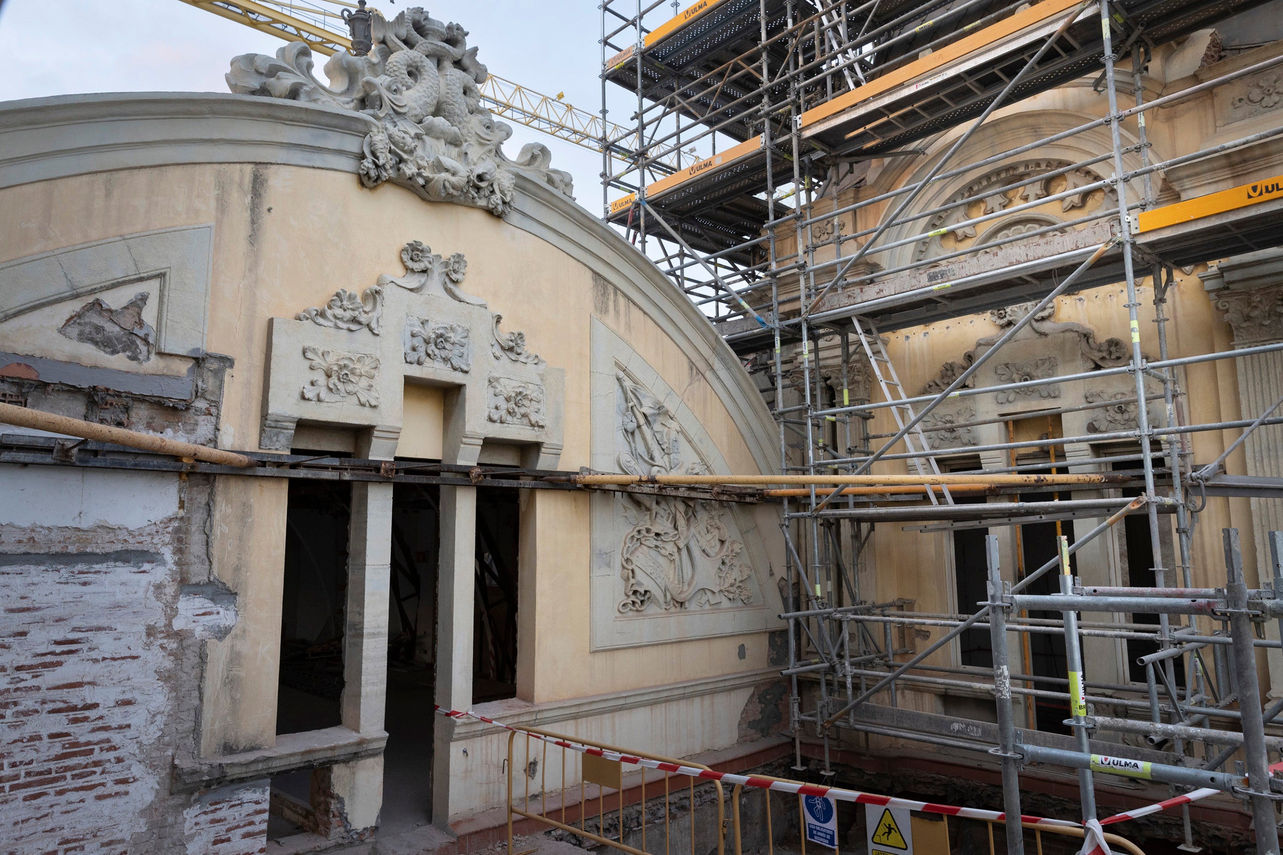 Obres de reforma de l'edifici Portal de la Pau, propietat de l'entitat Portuària.