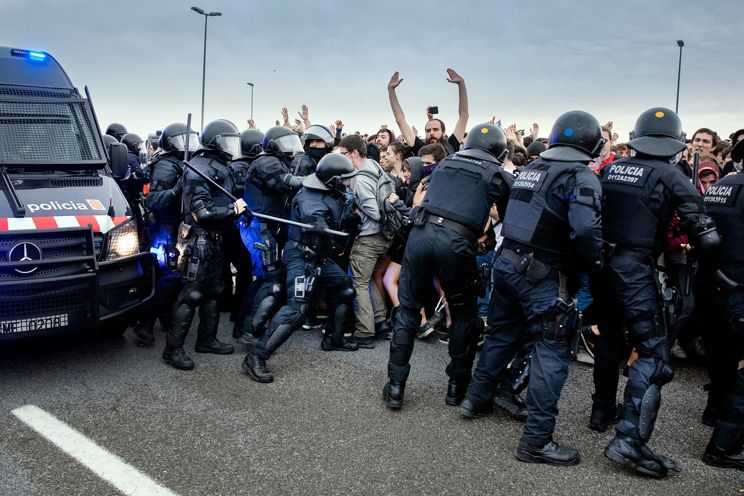 Càrregues policials en una de les protestes de Tsunami democràtic contra la sentència del Procés, el 2019