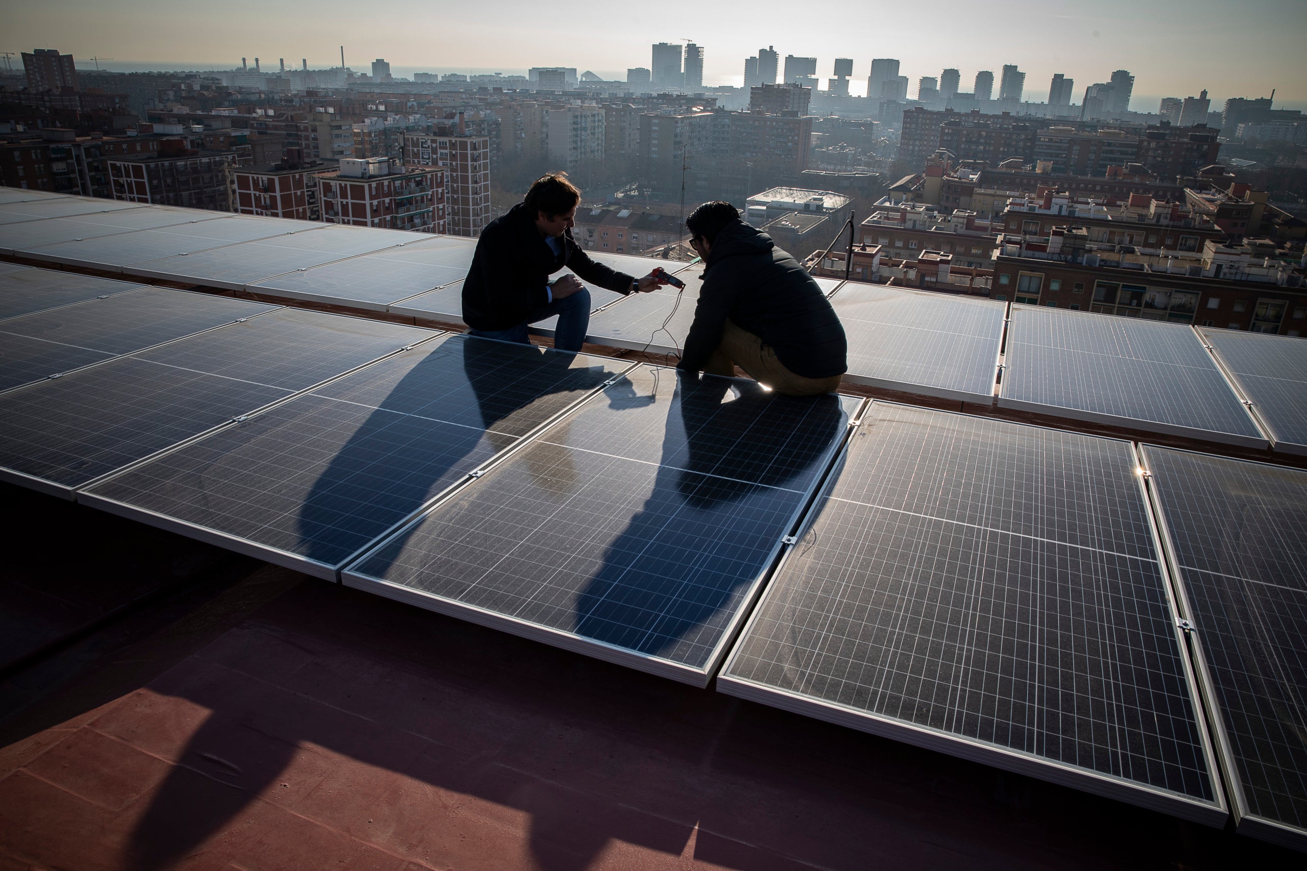Plaques solars a un edifici comunitari del districte de Sant Martí. Barcelona camina cap a un futur més verd 