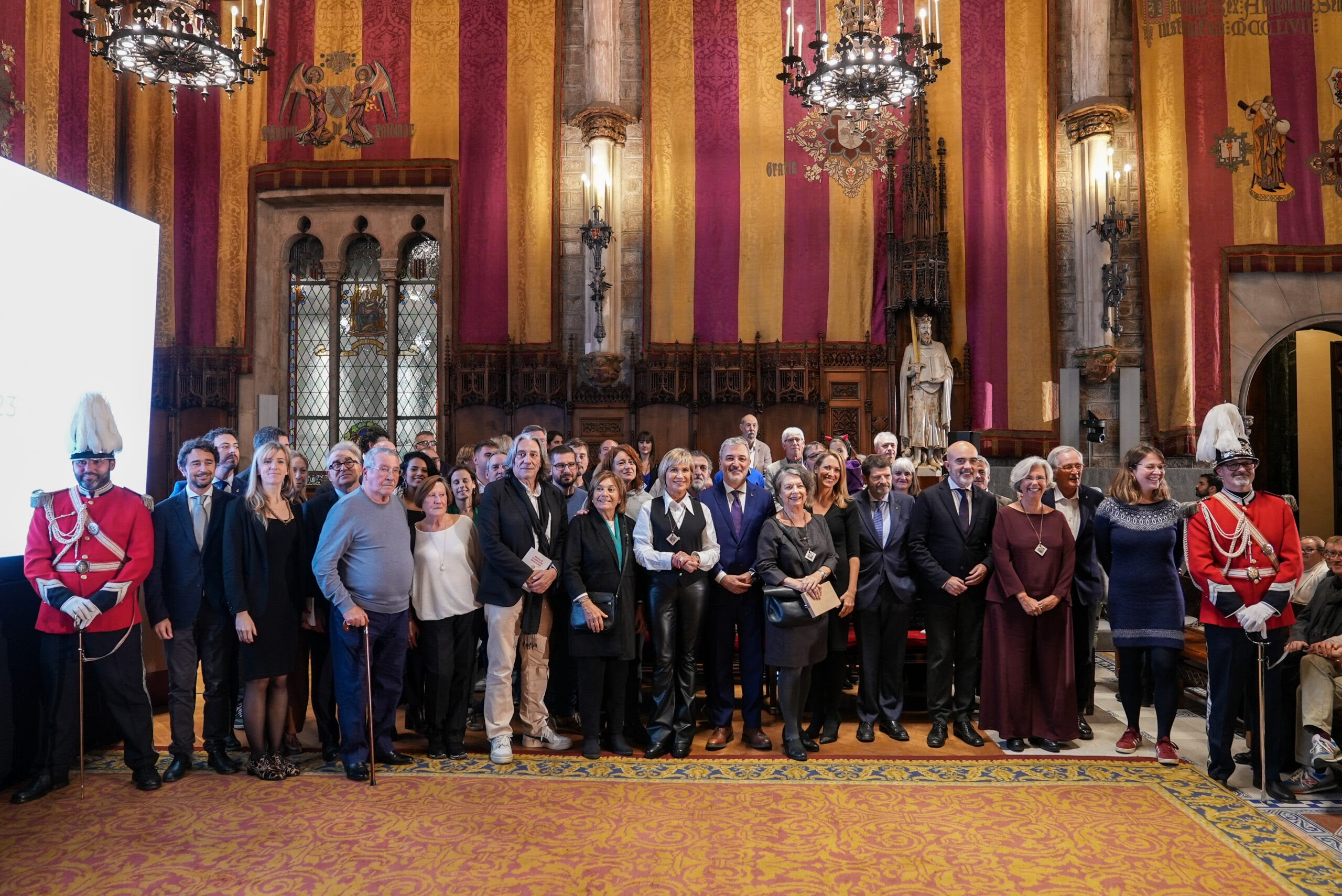 El alcalde de Barcelona, Jaume Collboni, en el Saló de Cent con los galardonados de las medallas de honor de Barcelona 2023 | Ayuntamiento