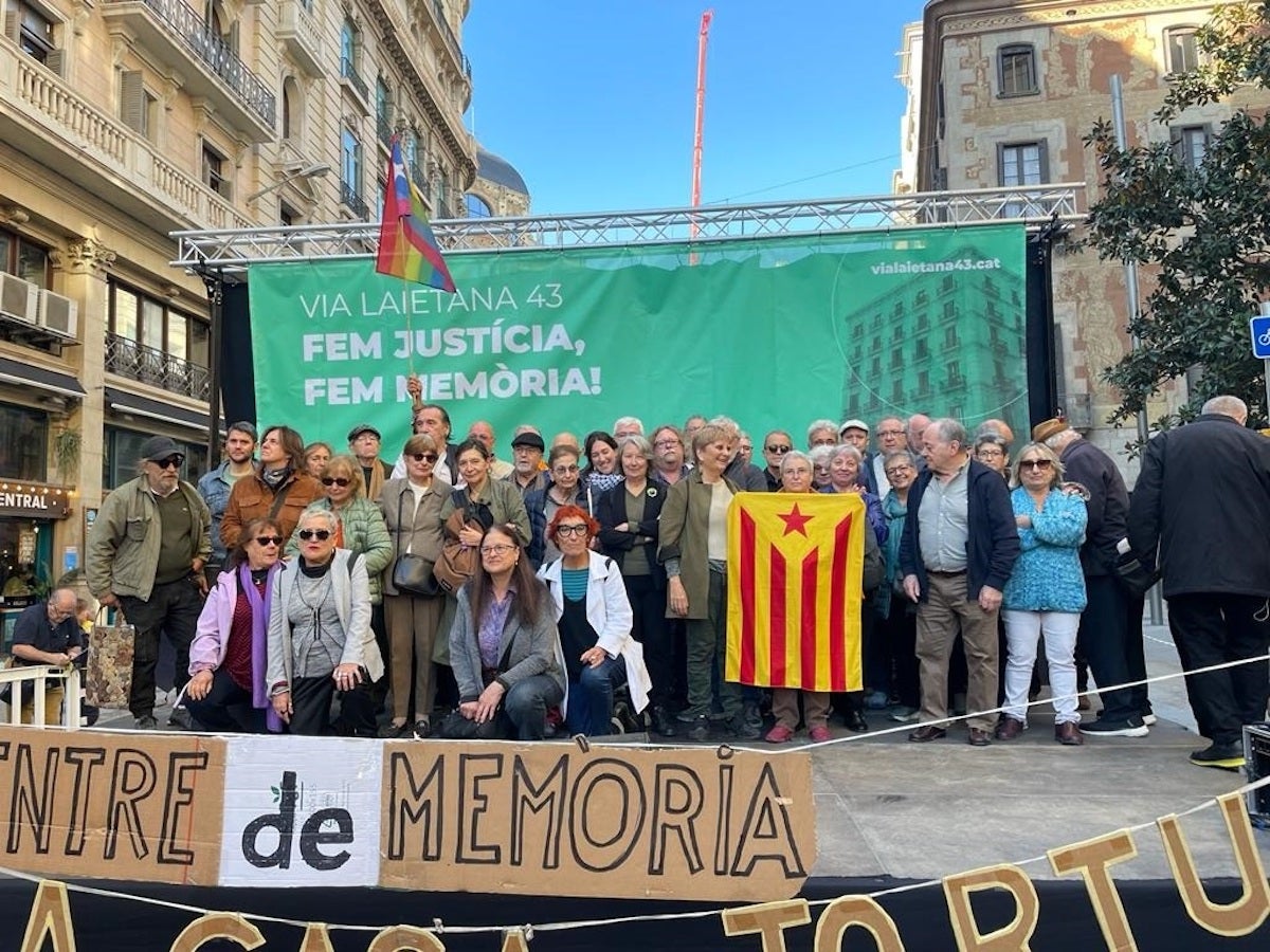 Representants d'entidades impulsores de 'Via Laietana 43. Fem justícia, fem memòria' en un moment de la concentració / Europa Press