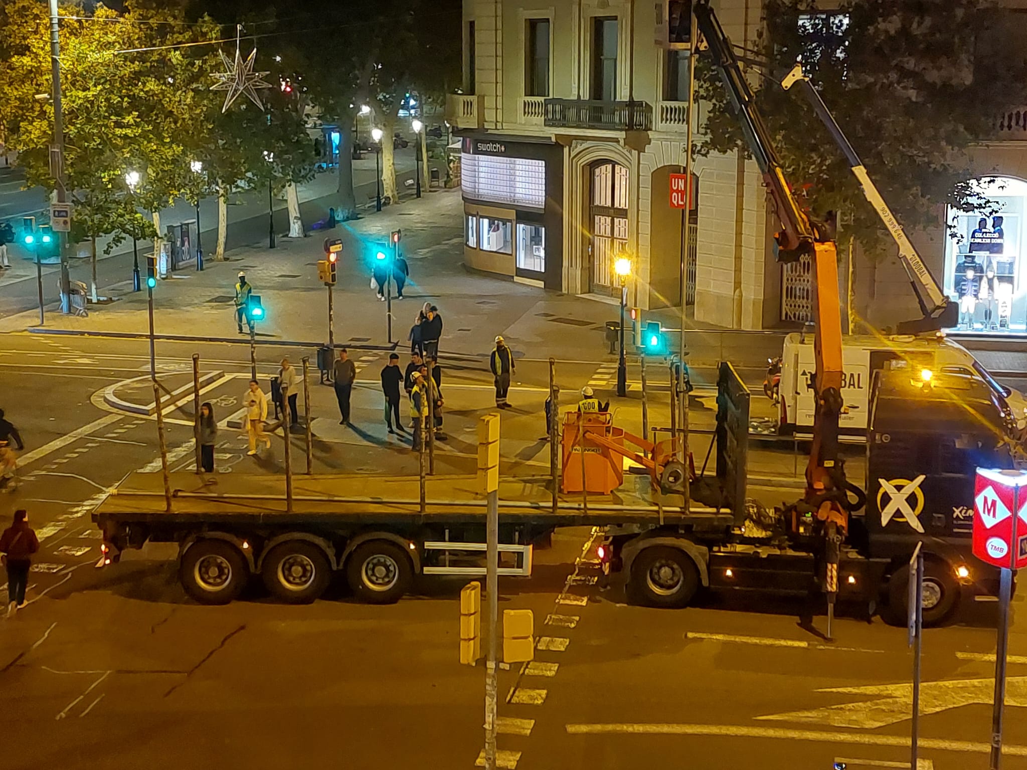 Diversos operaris van treballar aquest dijous per tornar a col·locar el decorat precipitat a causa del fort temporal / José Díaz