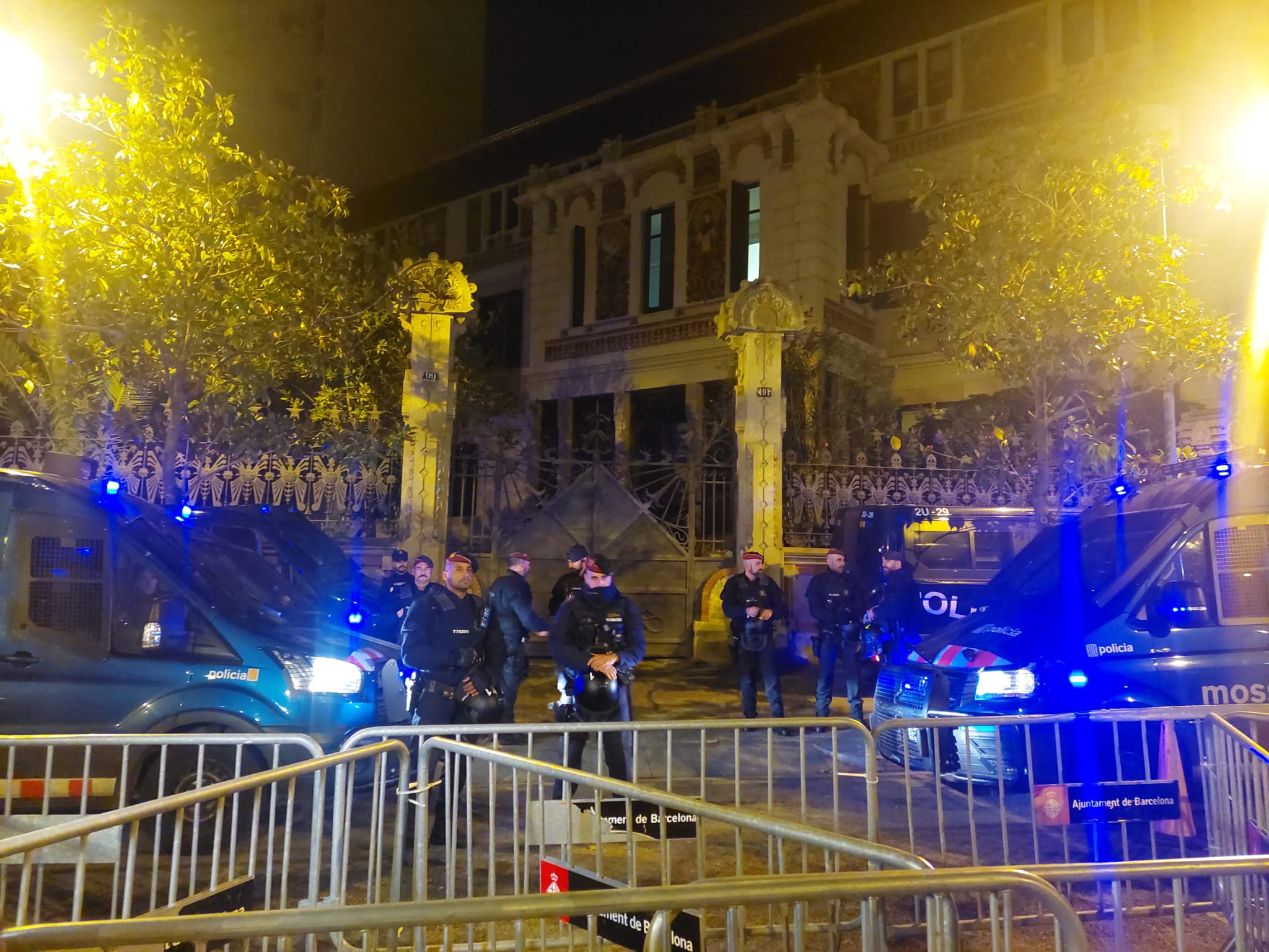 El despliegue de los Mossos d'Esquadra ante la Delegación del Gobierno Español en Barcelona | TODO Barcelona