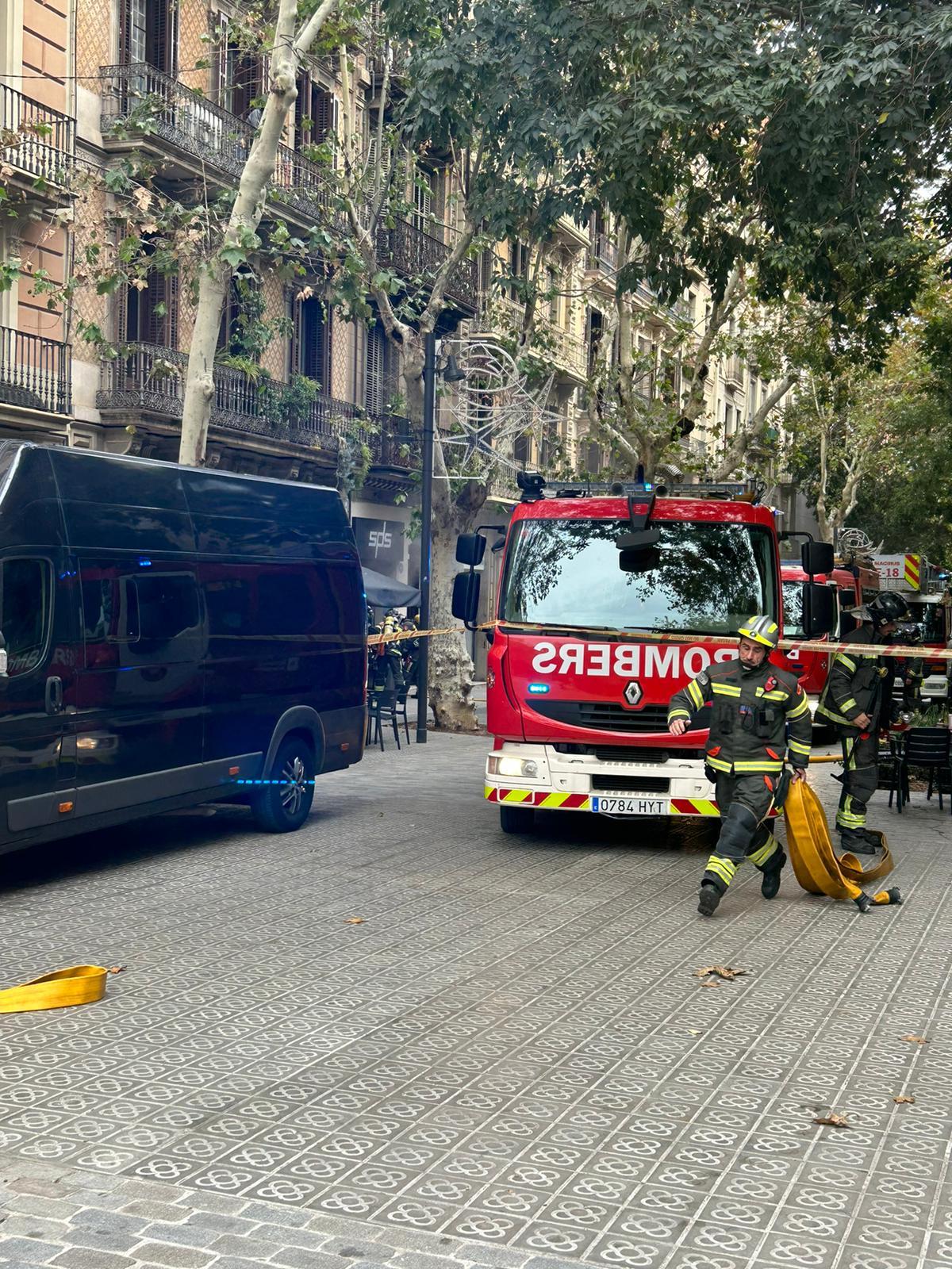 Efectius dels Bombers de Barcelona actuen per extingir l'incendi en el local del carrer de Girona / Cedida