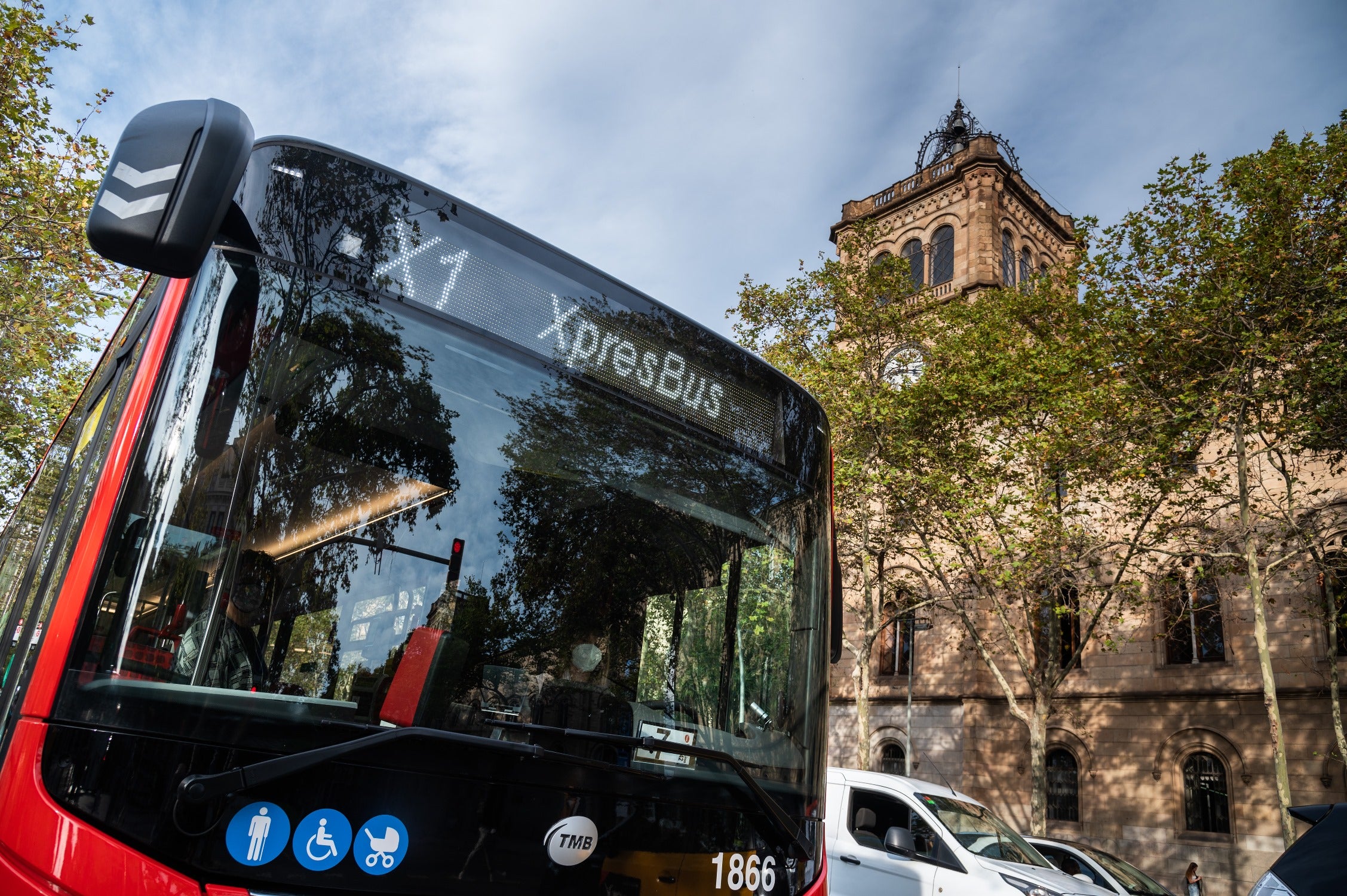 Un bus de la línia X1 davant la Universitat de Barcelona | TMB