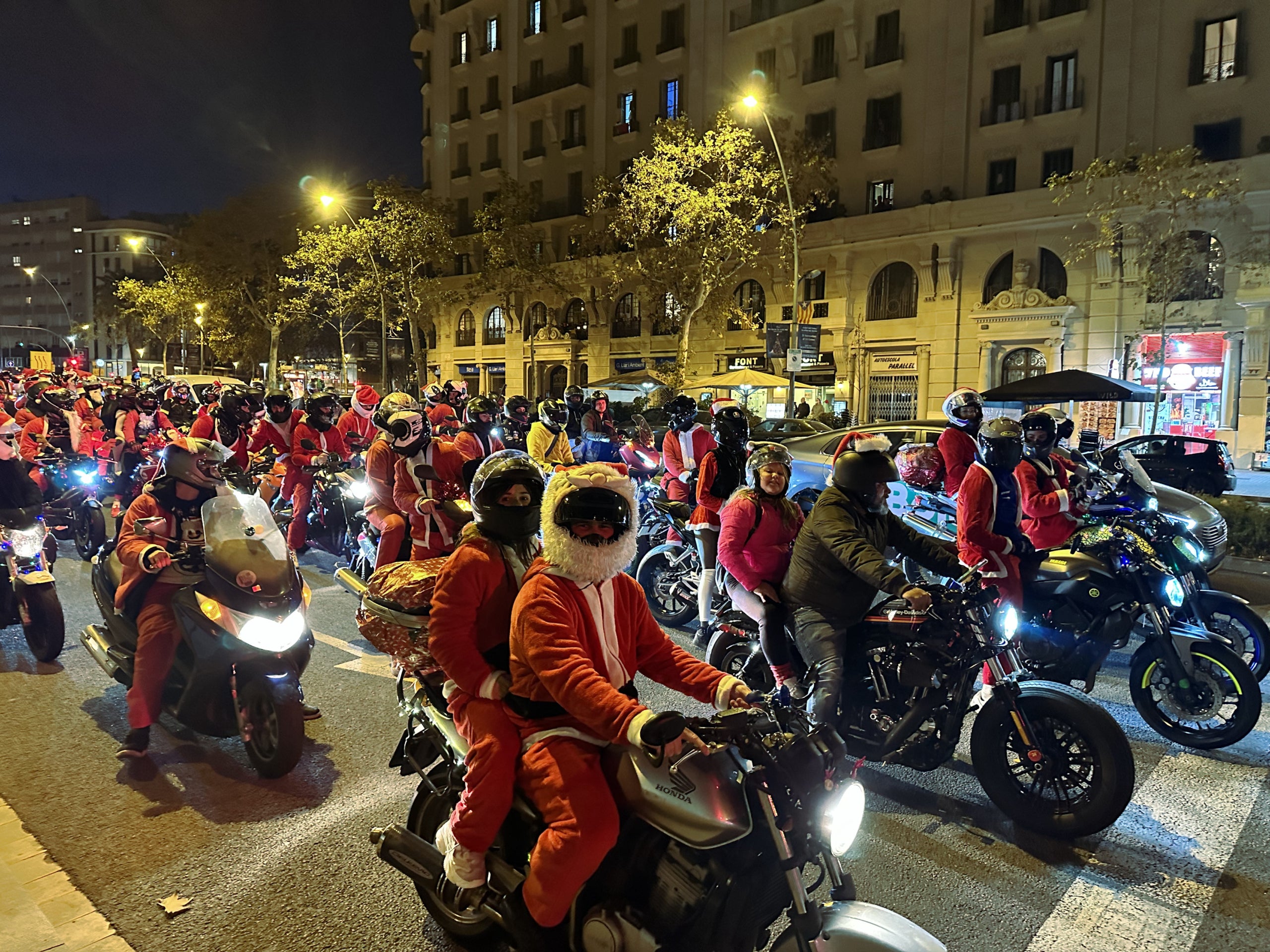 Desenes de motoristes disfressats de pares noels desfilen per l'avinguda del Paral·lel / ACN