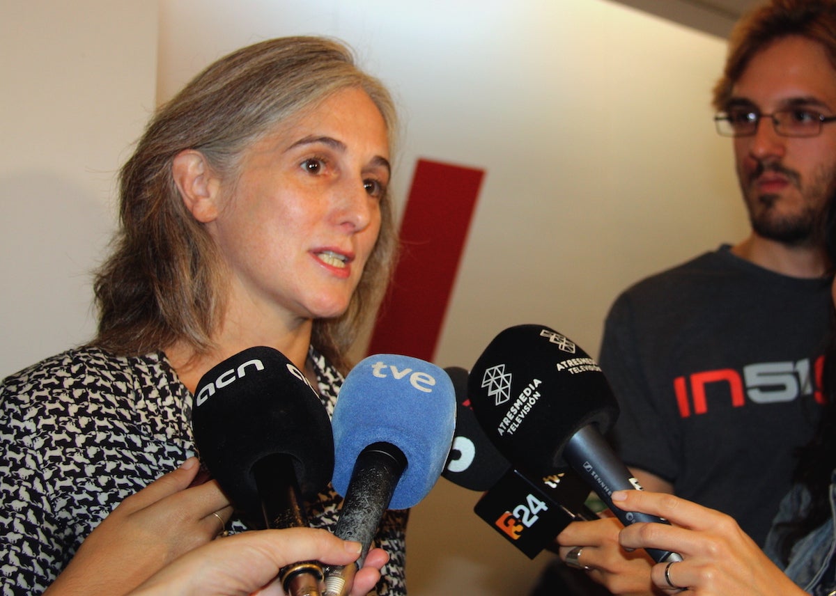 Dolors Camats, atenent els mitjans en una imatge d'arxiu quan era coordinadora nacional d'Iniciativa / ACN