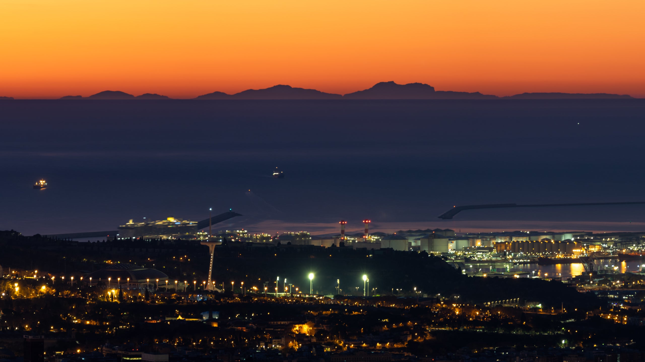El primer albirament de l'illa de Mallorca d'aquest mes de desembre des de Barcelona / Alfons Puertas (Observatori Fabra)