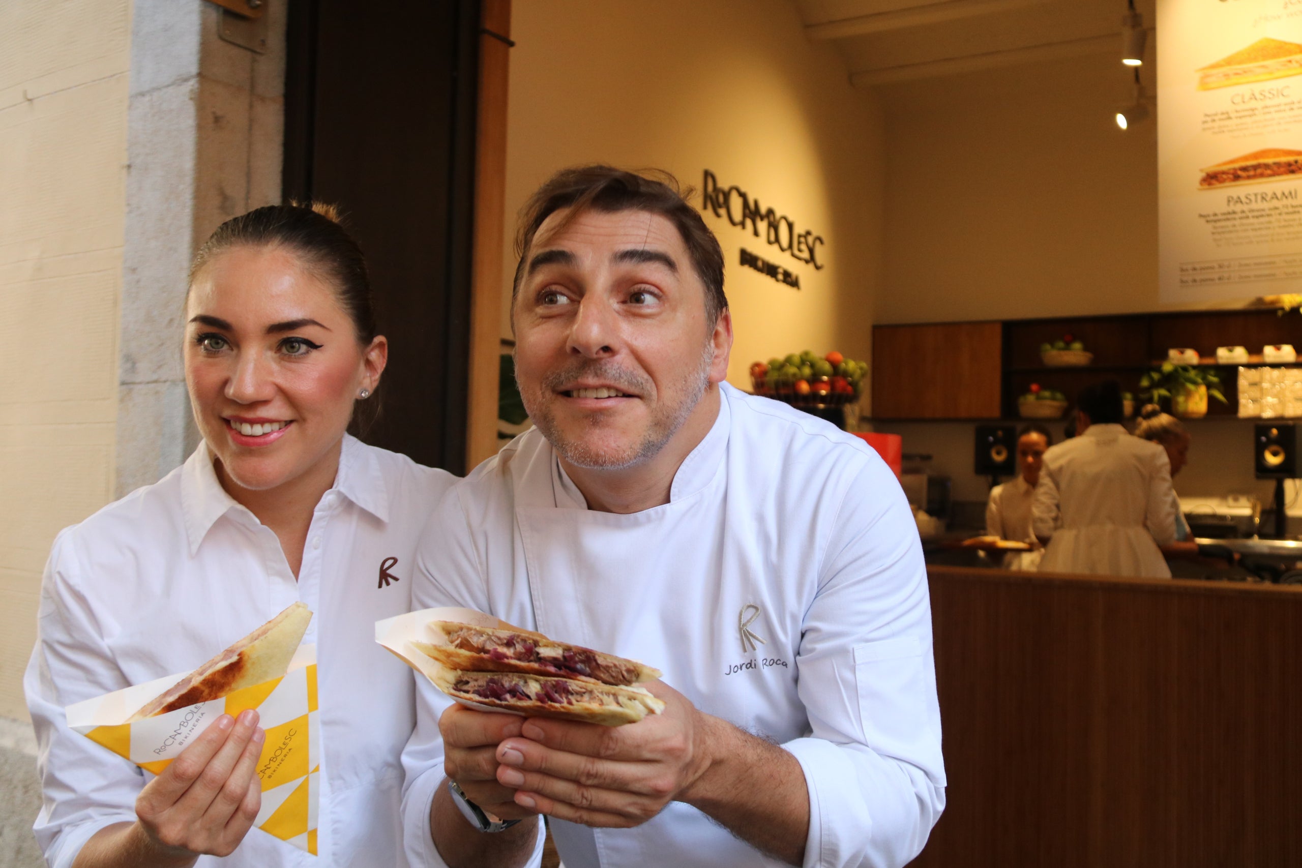 Imatge dels cuiners Jordi Roca i Alejandra Rivas a la Biquineria Rocambolesc a Girona / ACN