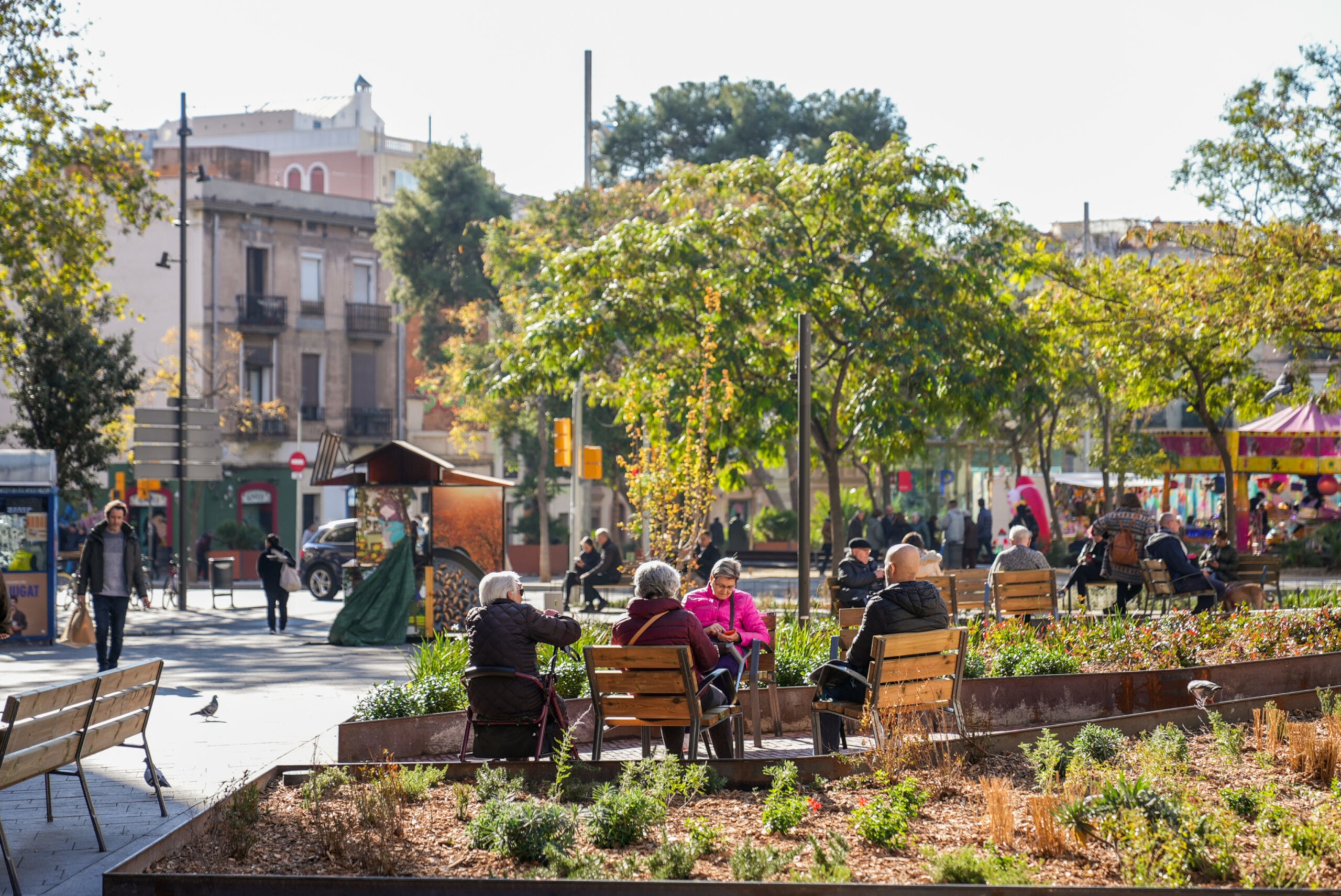 Imatge d'una plaça al carrer Pi i Margall després de la reforma per convertir-lo en