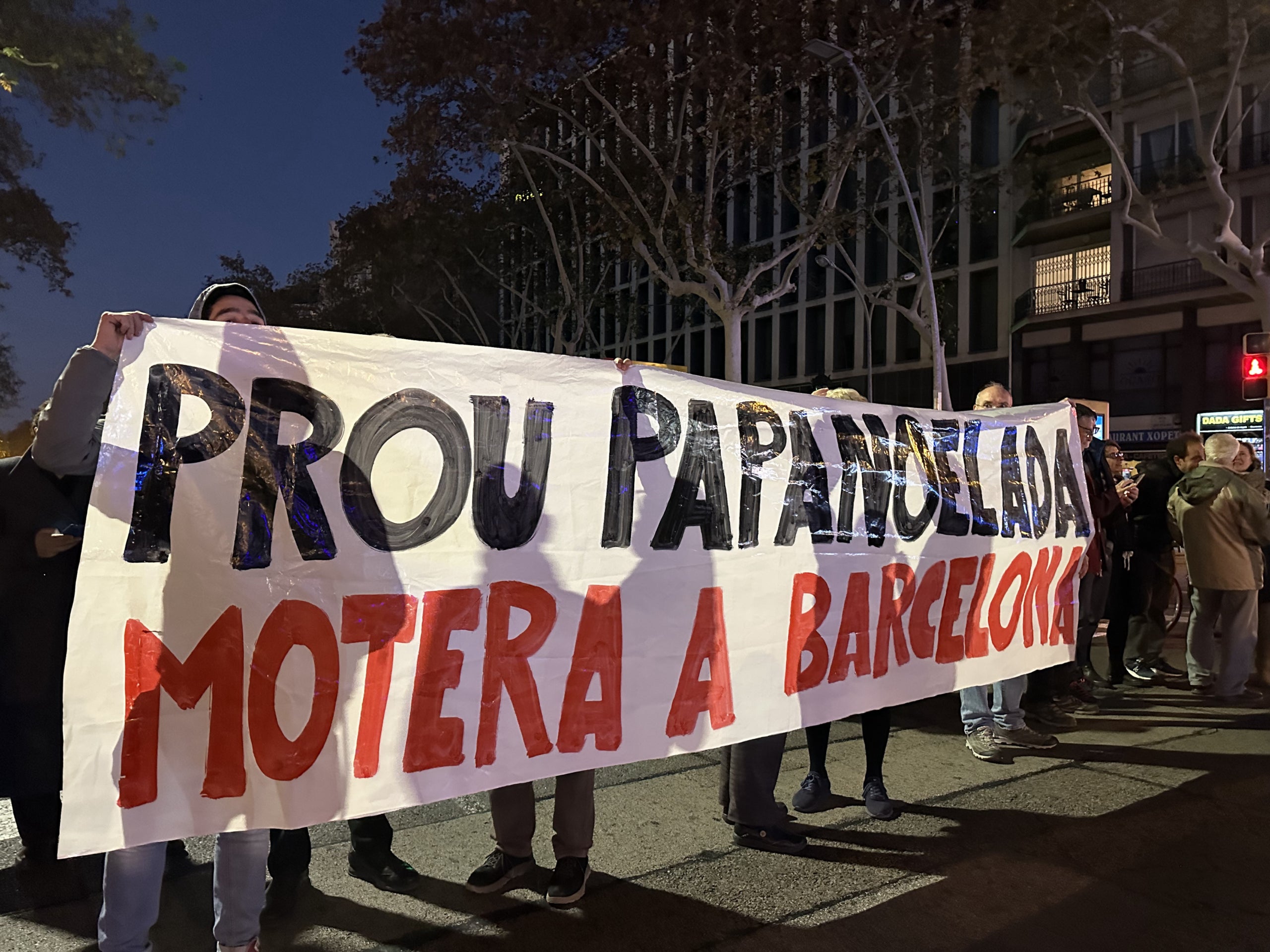 Una vintenta de personas convocadas por el Eixample Respira han cortado la Gran Vía con la calle Llançà para evitar el paso de la 'Papanoelada motera' / ACN