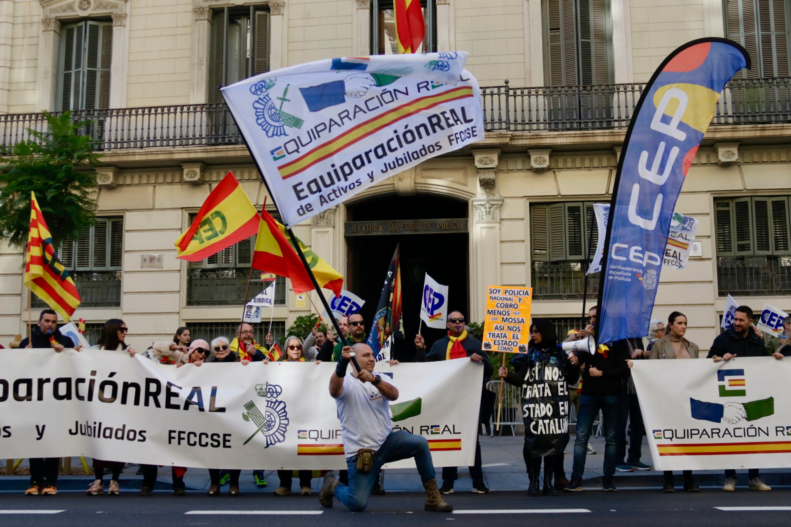 La manifestació de policies nacionals i guàrdies civils per a l'equiparació salarial davant la seu de la Policia Nacional a Barcelona / ACN