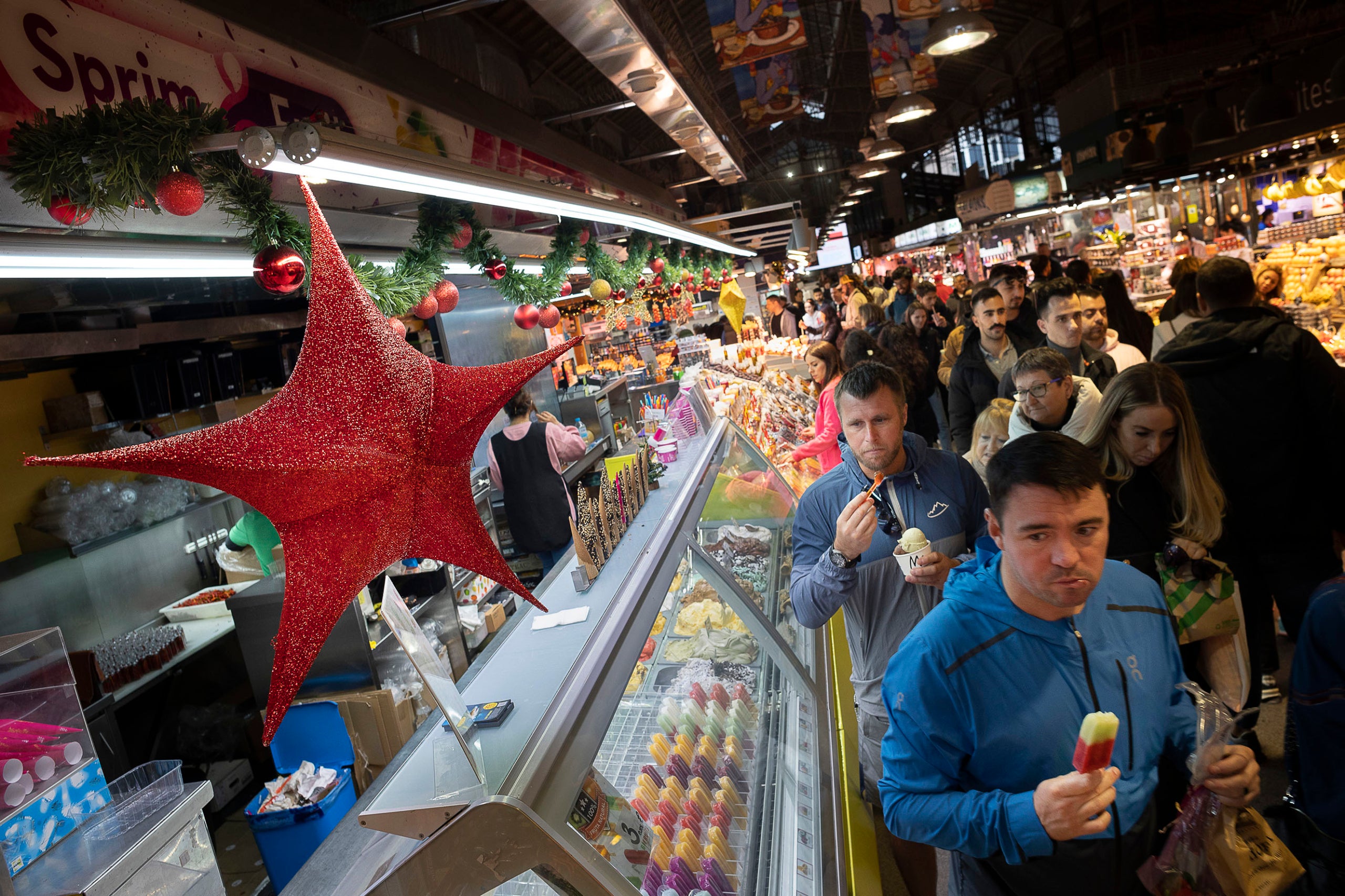 Mercat de la Boqueria per Nadal. turisme, turistes turista, gentrificació, massificació