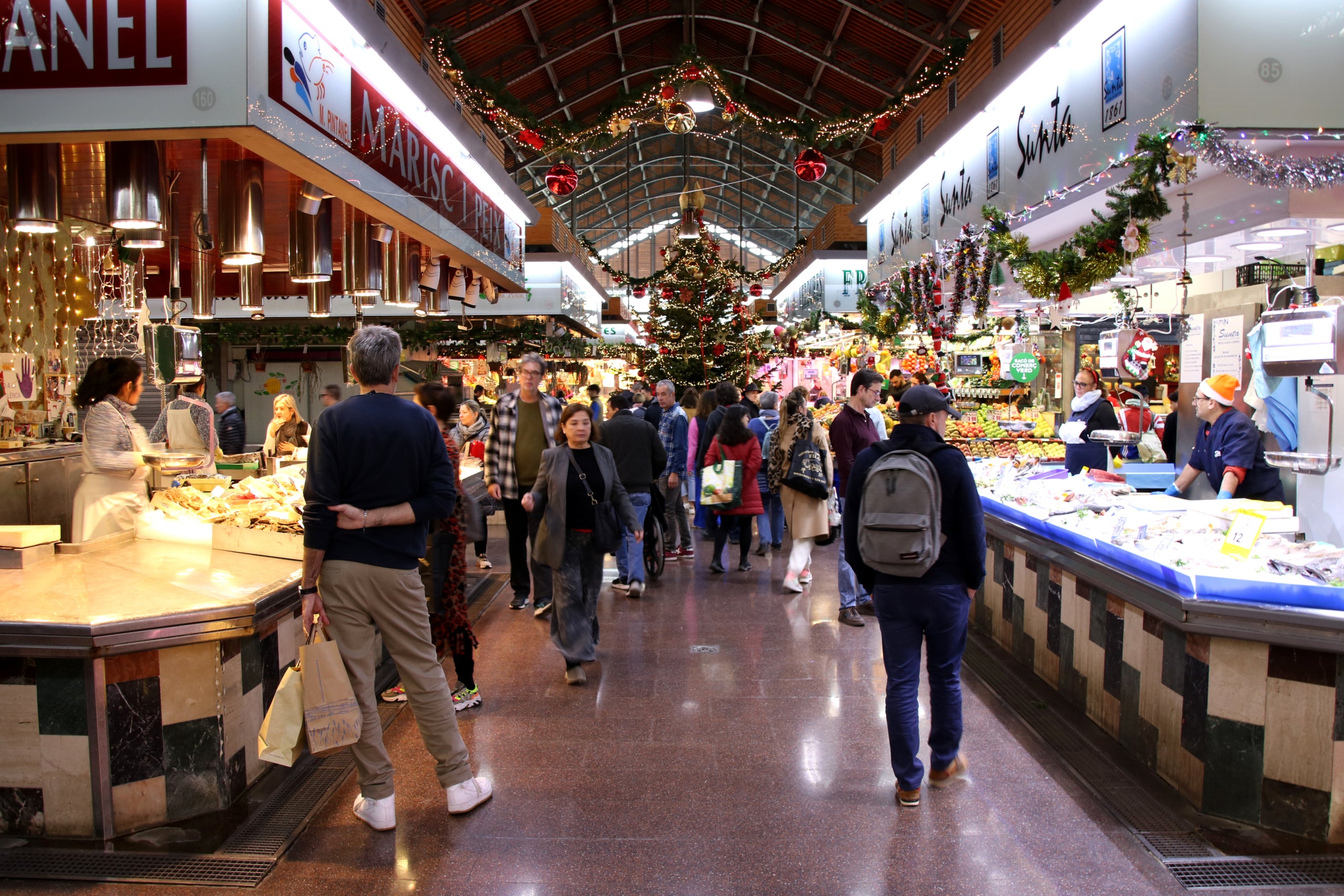 Afluència aquest diumenge d'obertura al Mercat de la Concepció, a Barcelona / ACN (Albert Hernàndez) 