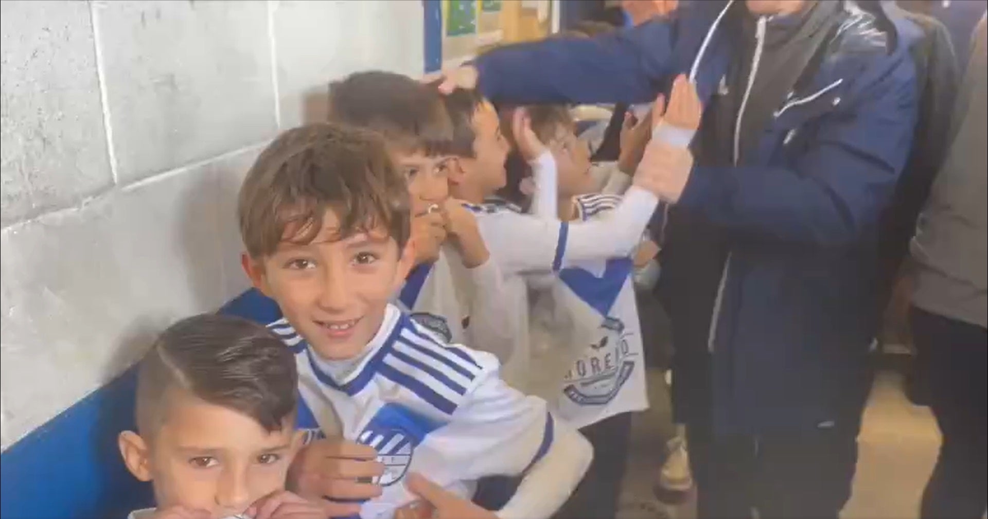 Els jugadors del benjamí A i B de l'Europa abans de sortir al camp | CE Europa