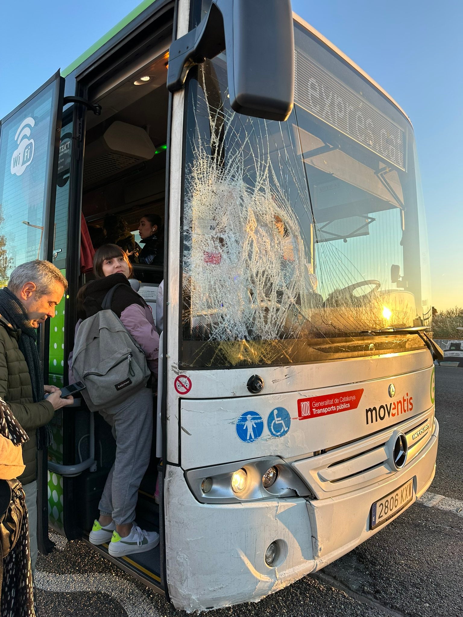 Així ha quedat el bus que ha topat amb una furgoneta aquest dilluns a la Meridiana / Twitter (@eligutes)