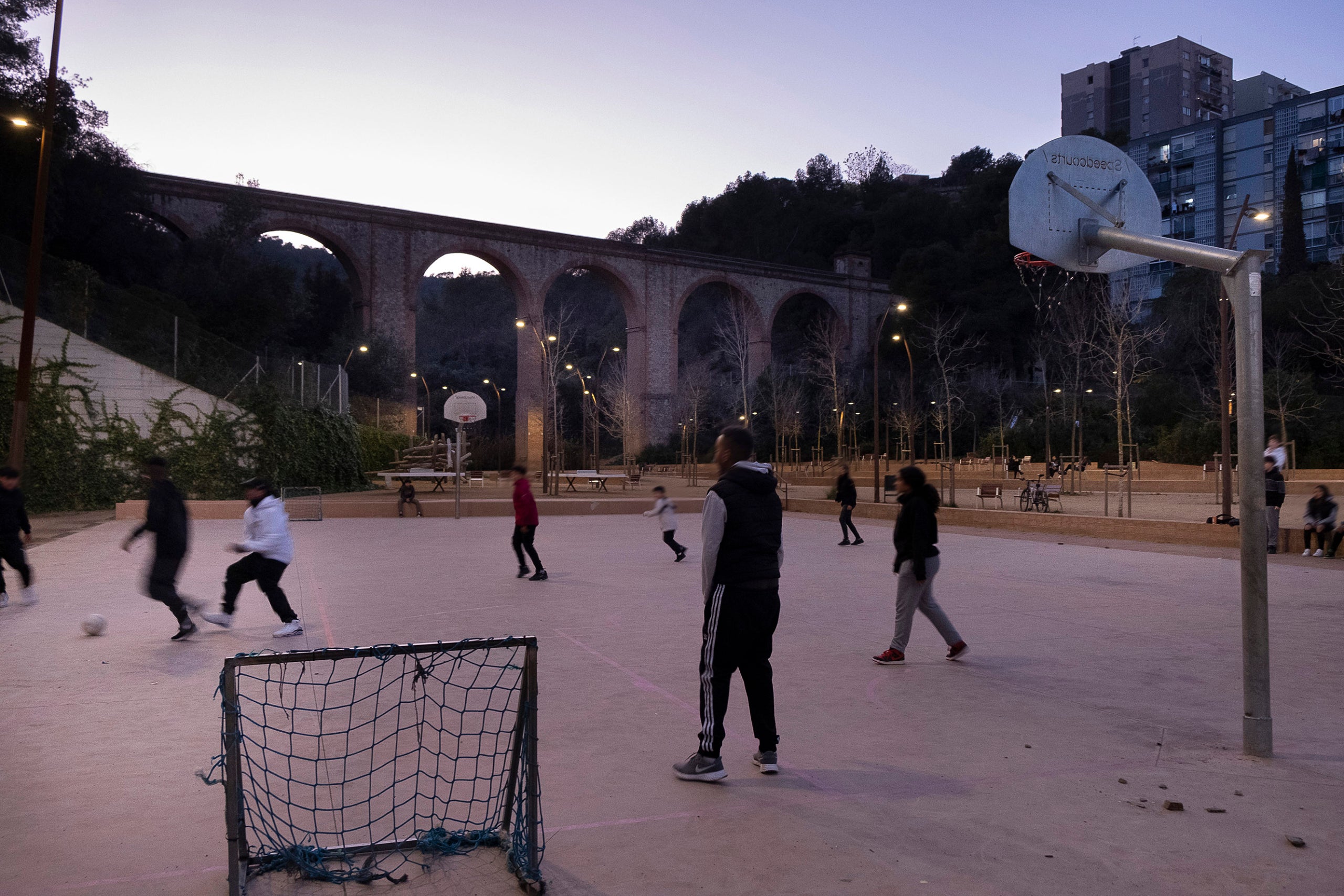 Pistes esportives a Ciutat Meridiana. Parc de l'aqüeducte. Joves i esport