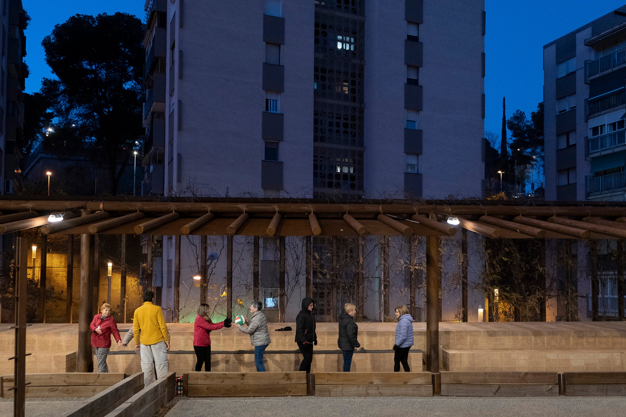 Pistes esportives a Ciutat Meridiana. Parc de l'aqüeducte. esport als parcs urbans, exercici físic gent gran,