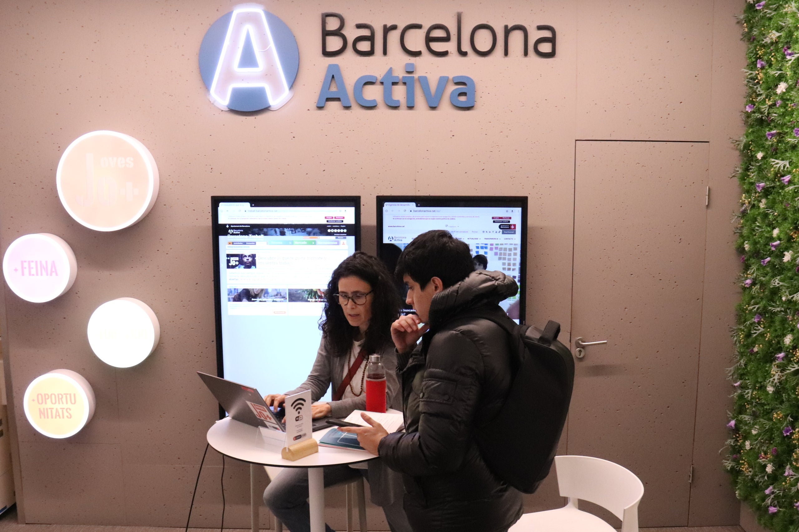Un jove demana ajuda per a completar la formació amb una professional de Barcelona Activa al Convent | Aina Martí (ACN)