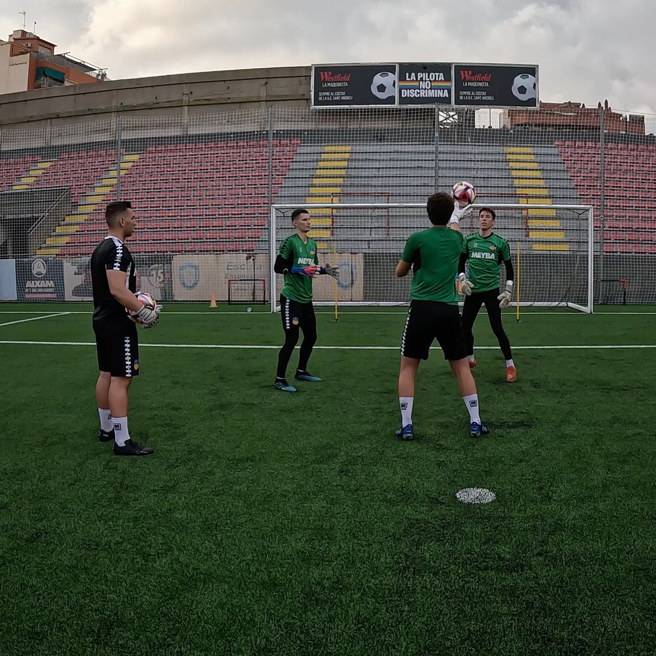 Los porteros del Sant Andreu trabajando con su entrenador | UE Sant Andreu