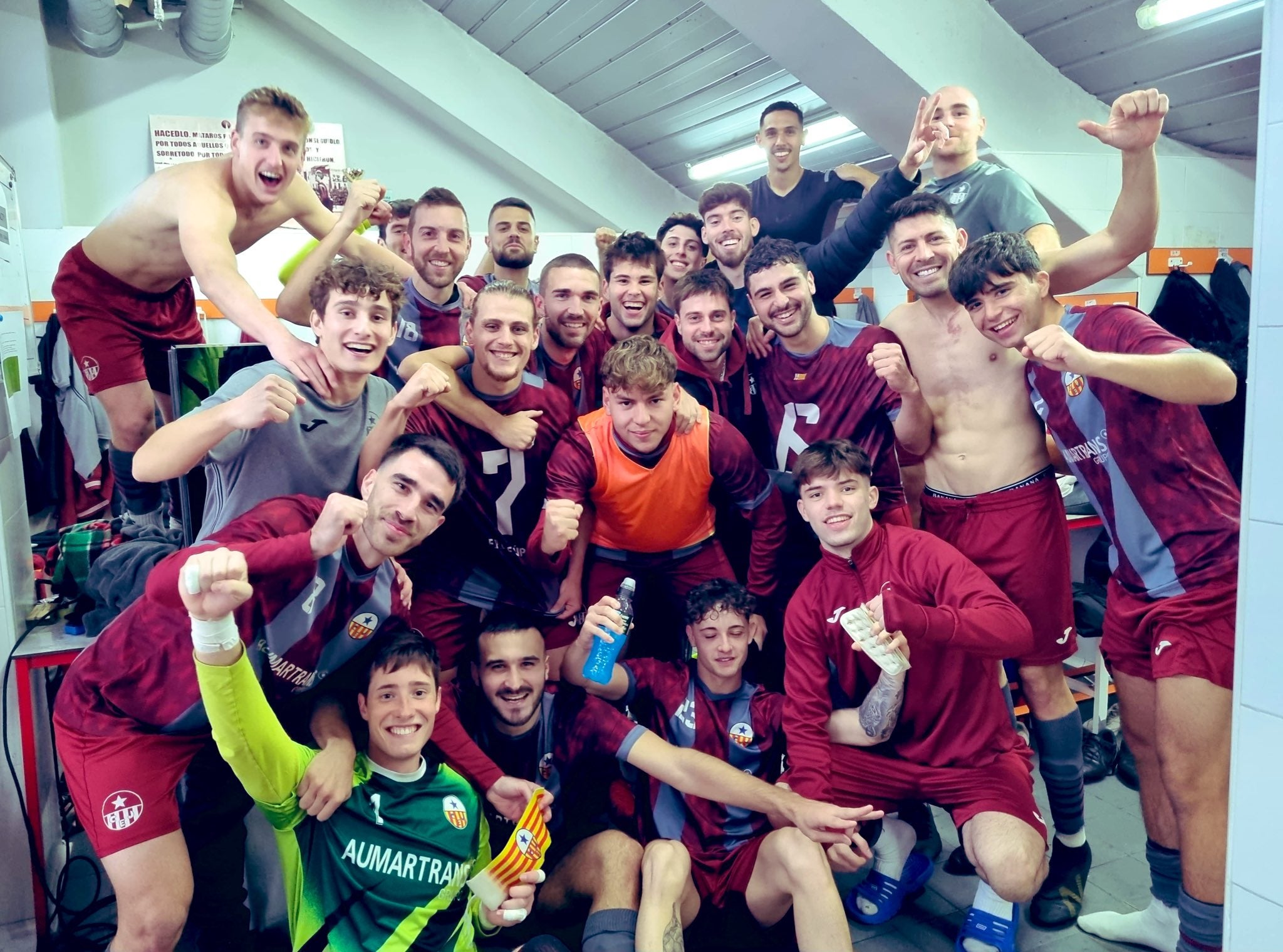 Los jugadores del Júpiter celebran la victoria 'in extremis' del pasado fin de semana | CE Júpiter
