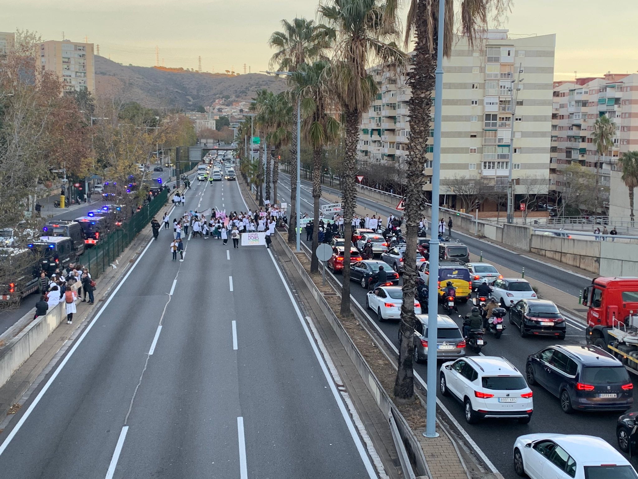 Protesta de les infermeres que talla la ronda de Dalt aquest divendres /
Les infermeres diem prou