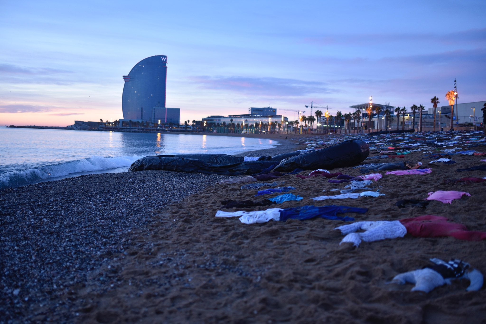 L'acció que l'ONG catalana Open Arms ha dut a terme aquest dilluns a la platja de la Barcelona / Open Arms
