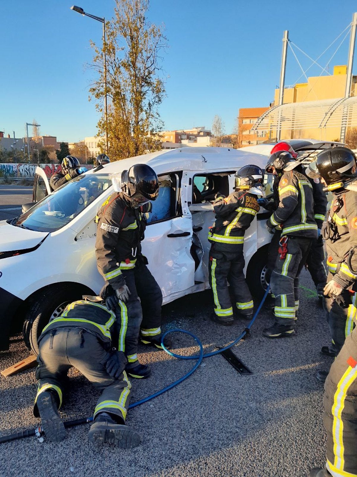 Així ha quedat la furgoneta que ha topat amb un bus aquest dilluns a la Meridiana / Bombers