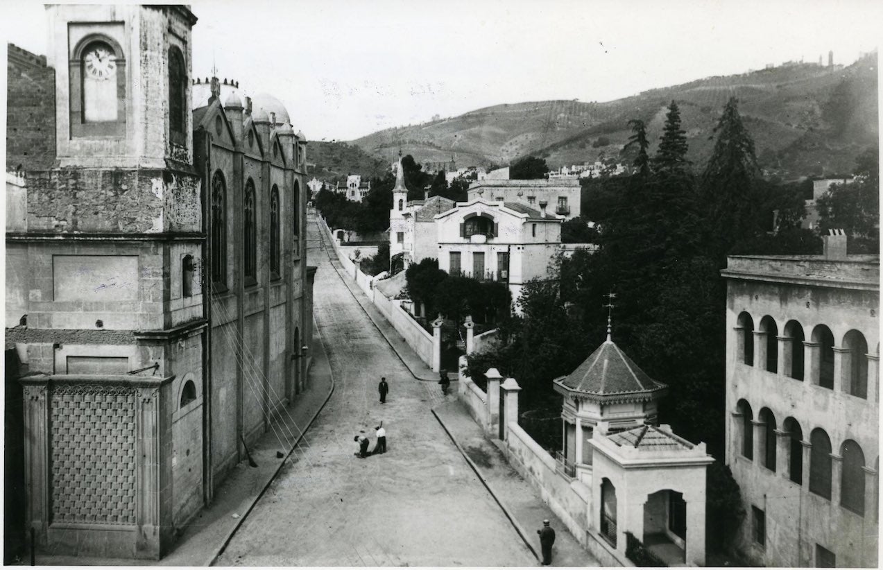 Una fotografia del 1920 on es pot veure una part de la plaça de la Bonanova amb la Ruïna ja dempeus / Cedida