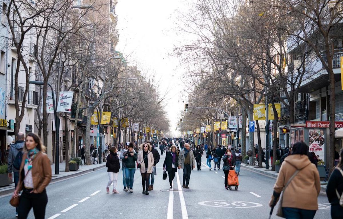 Veïns de Sants passegen per un carrer tallat | Ajuntament 