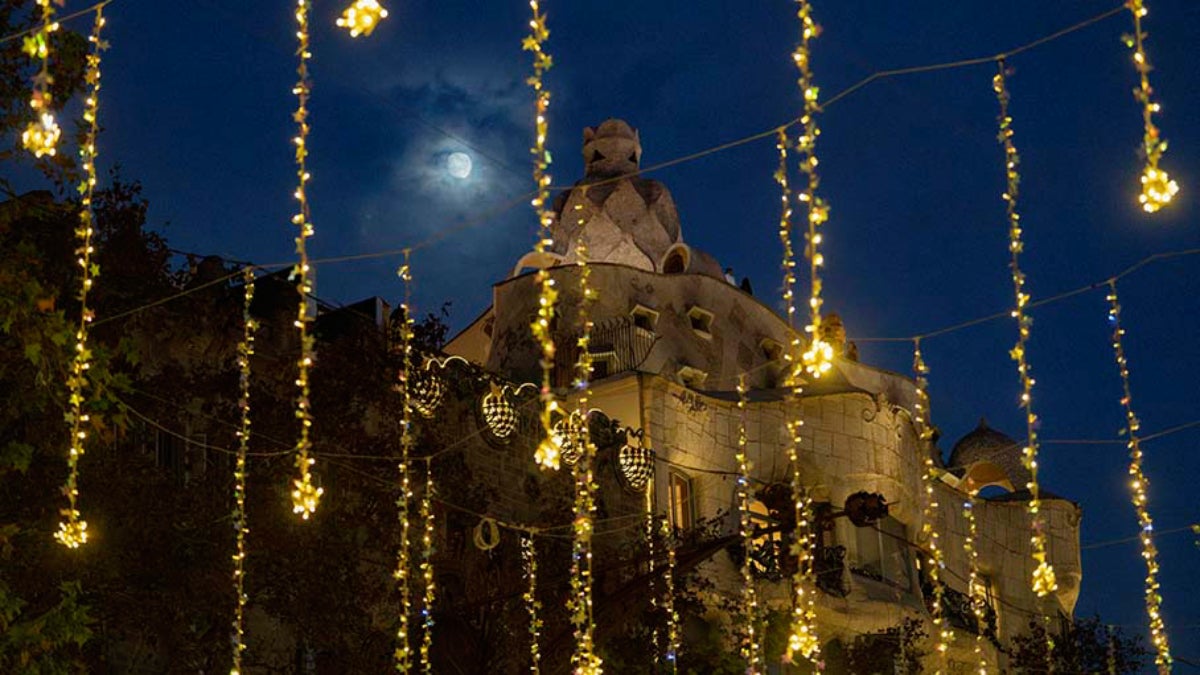 Els llums de Nadal del passeig de Gràcia amb la Casa Batlló de fons / Ajuntament