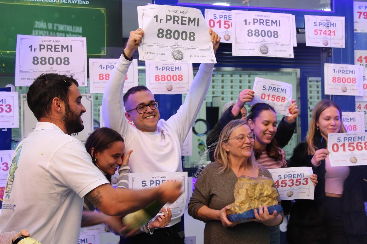 Els responsables de l'administració 336 de Barcelona, a les Arenas, celebren haver repartit el primer premi de la Loteria d'aquest 2023 / A.R.