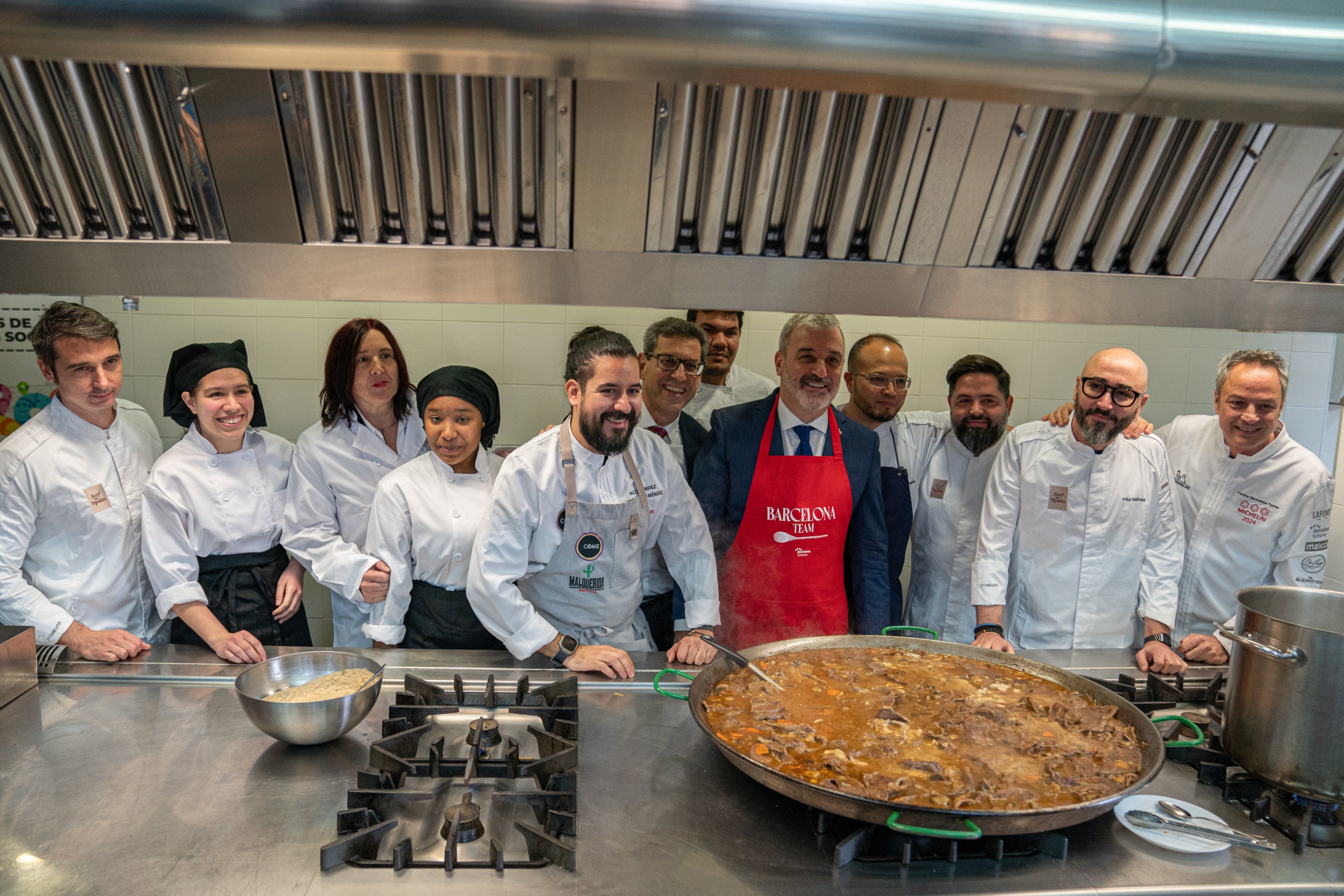 L'alcalde Jaume Collboni acompanyat dels xefs amb estrella Michelin que han participat en la iniciativa de PROVACUNO / PROVACUNO