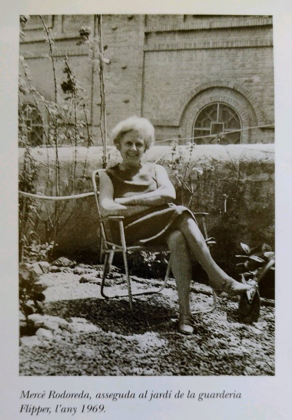 L'escriptora Mercè Rodoreda fotografiada a l'edifici ara conegut com la Ruïna l'any 1969