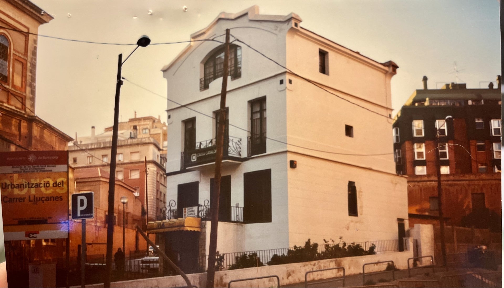 L'edifici ara conegut com la Ruïna a finals del segle XX quan ara una seu de la Caixa Catalonia de Crèdit / Cedida