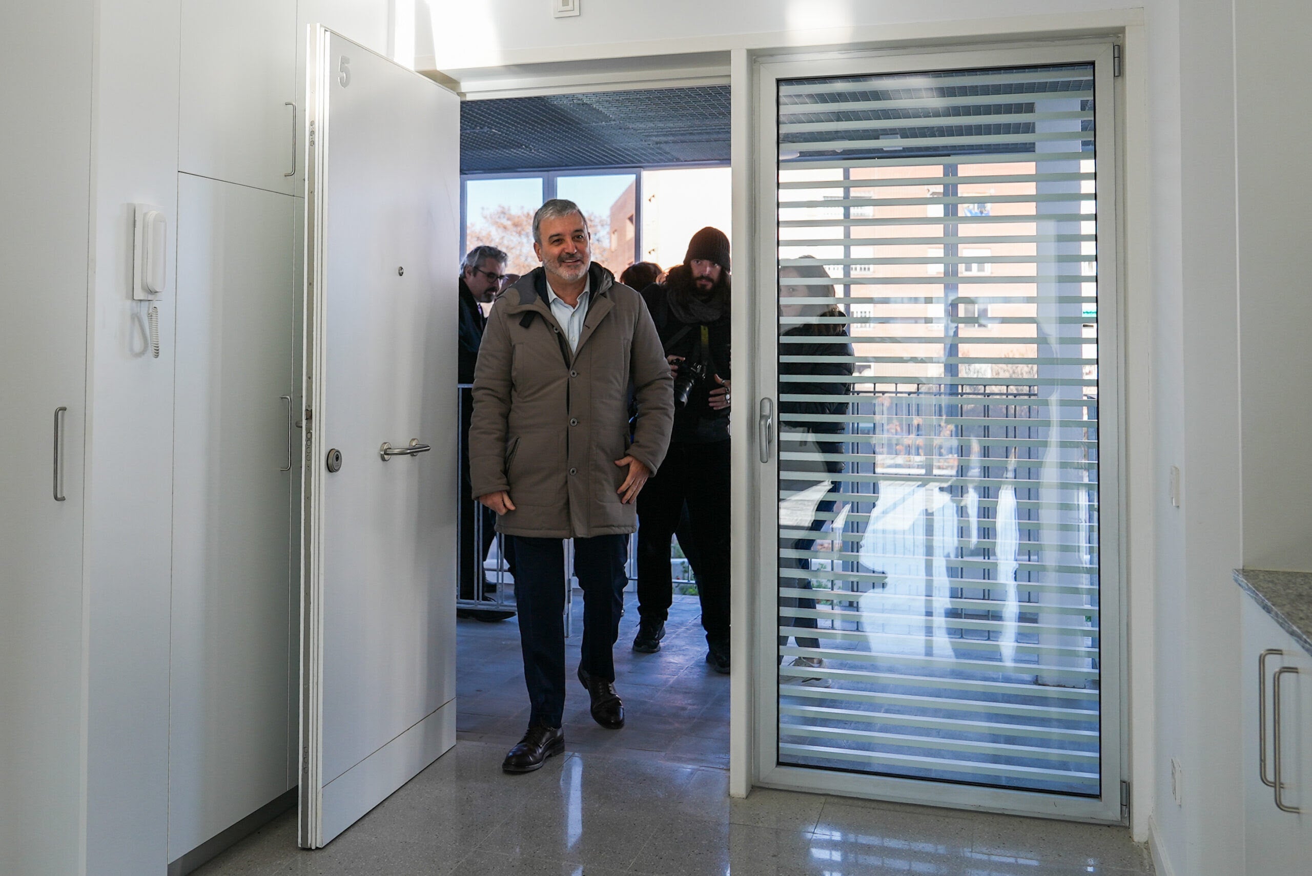 Jaume Collboni entrant en un dels nous pisos | Ajuntament
