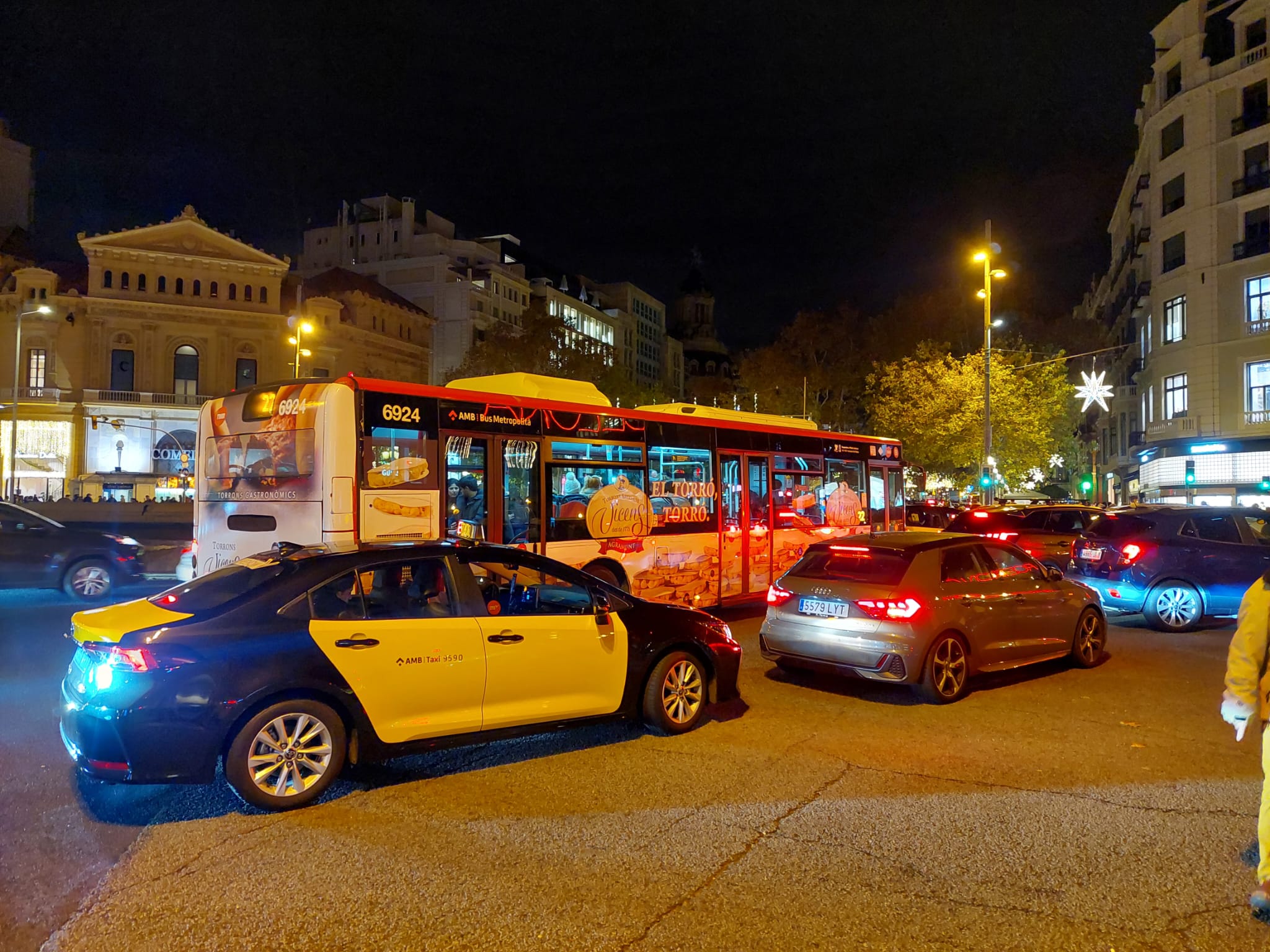 Un autobús de la línia 22 desviant-se per la Gran Via | TOT Barcelona