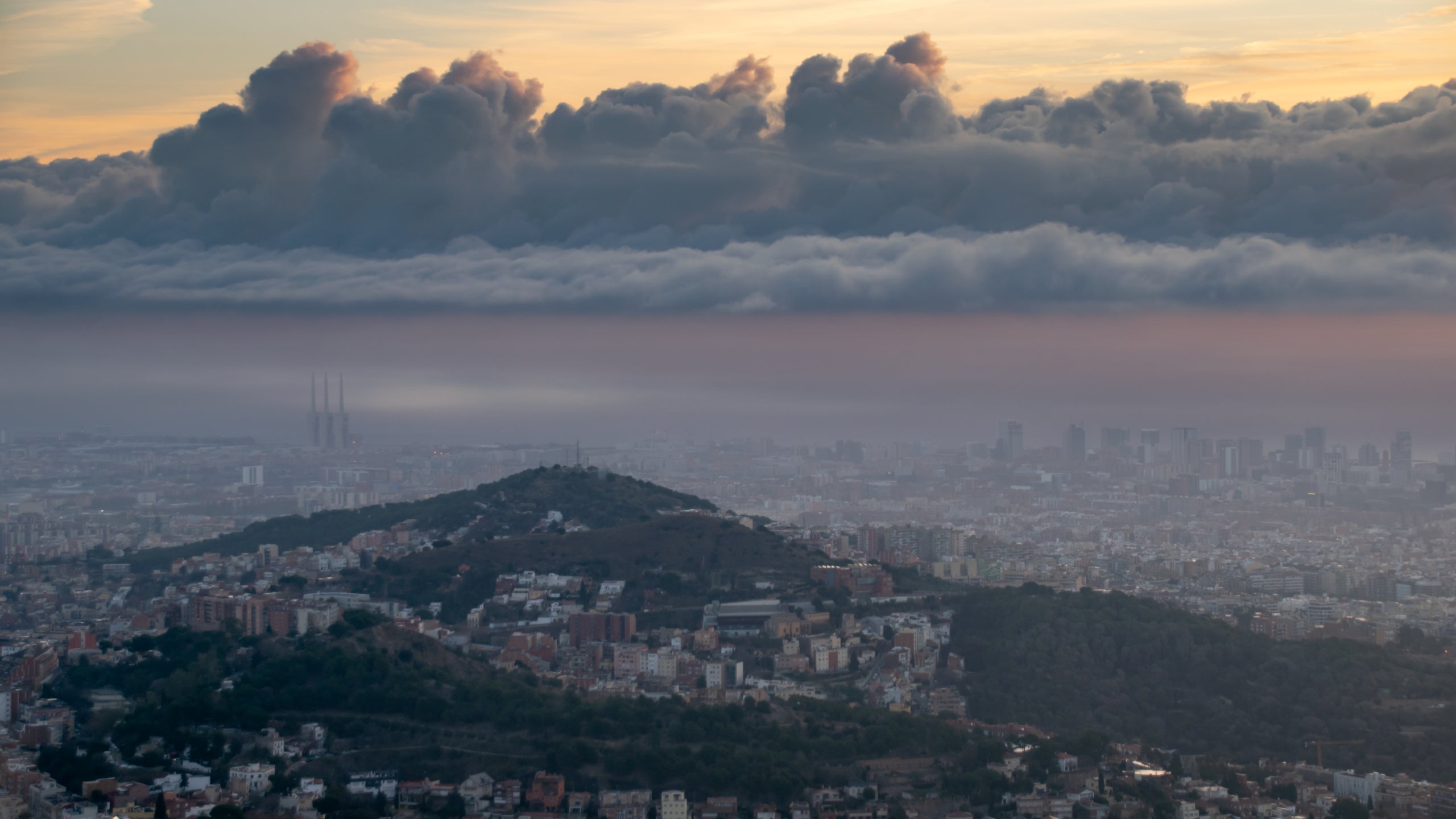 Els estratocúmuls castellanus que s'han pogut veure aqust dijous al matí al cel barceloní / Alfons Puertas (Observatori Fabra)