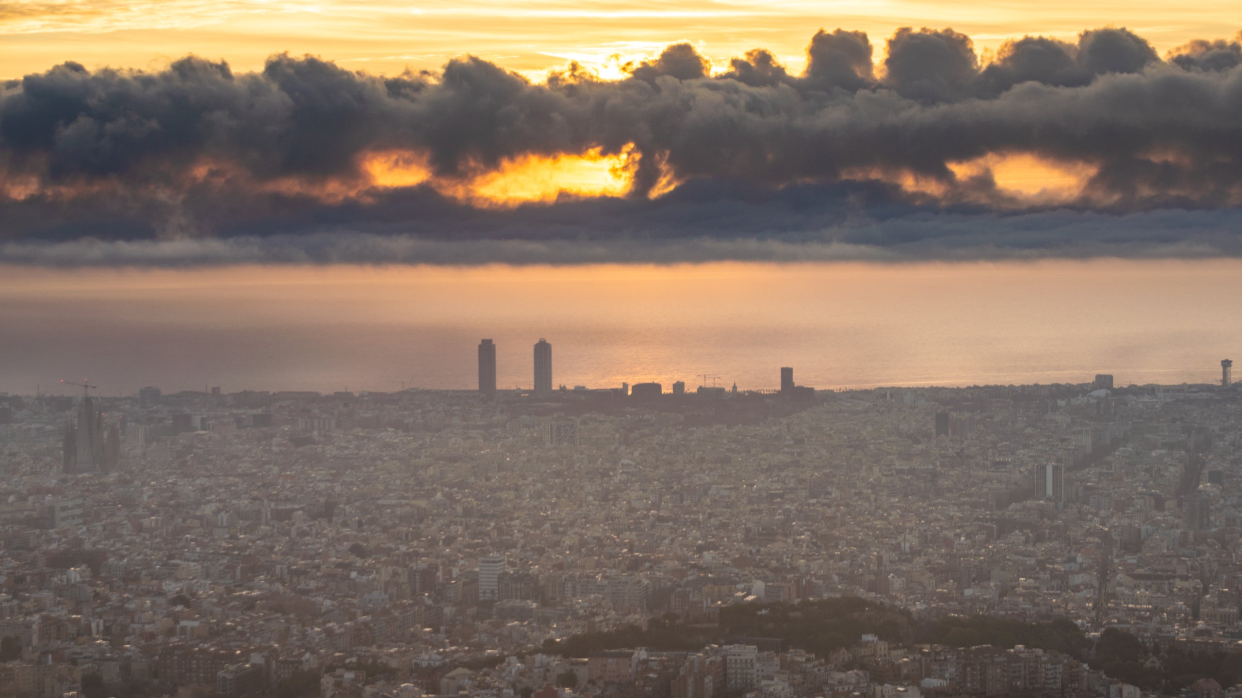 Els estratocúmuls castellanus que s'han pogut veure aqust dijous al matí al cel barceloní / Alfons Puertas (Observatori Fabra)