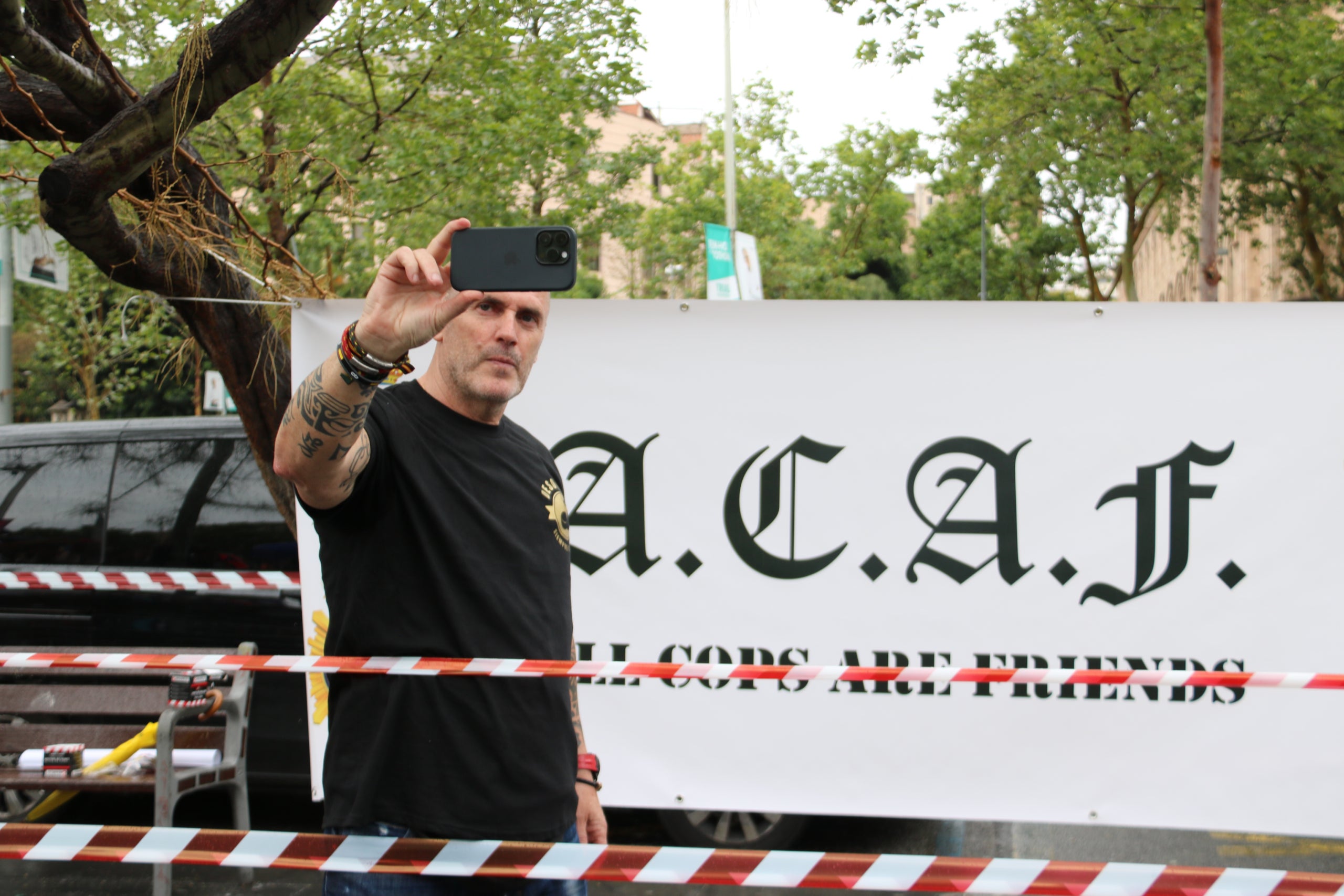 Daniel Esteve, líder de Desokupa, fa una fotografia en la manifestació del 25 de maig pels desallotjaments del Kubo i la Ruïna/Maria Aladern