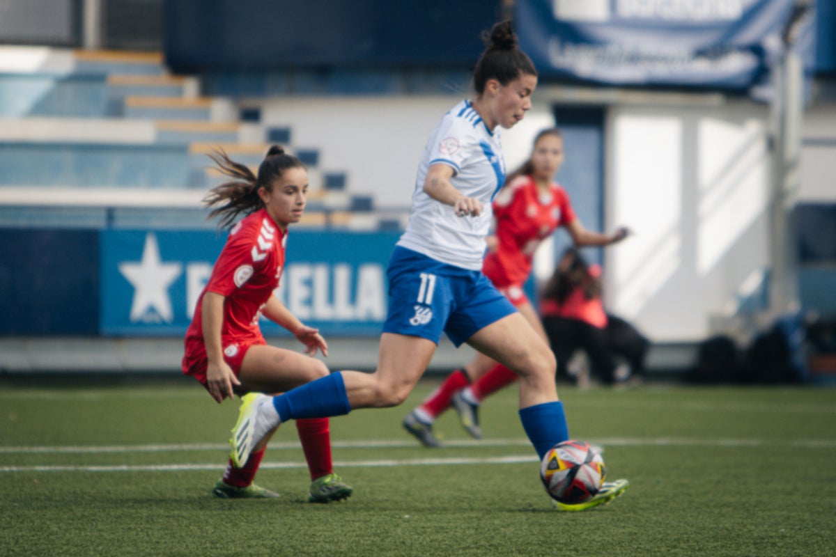 Maria González 'Ibra' conduint la pilota | Xavi de la Ossa (CE Europa)