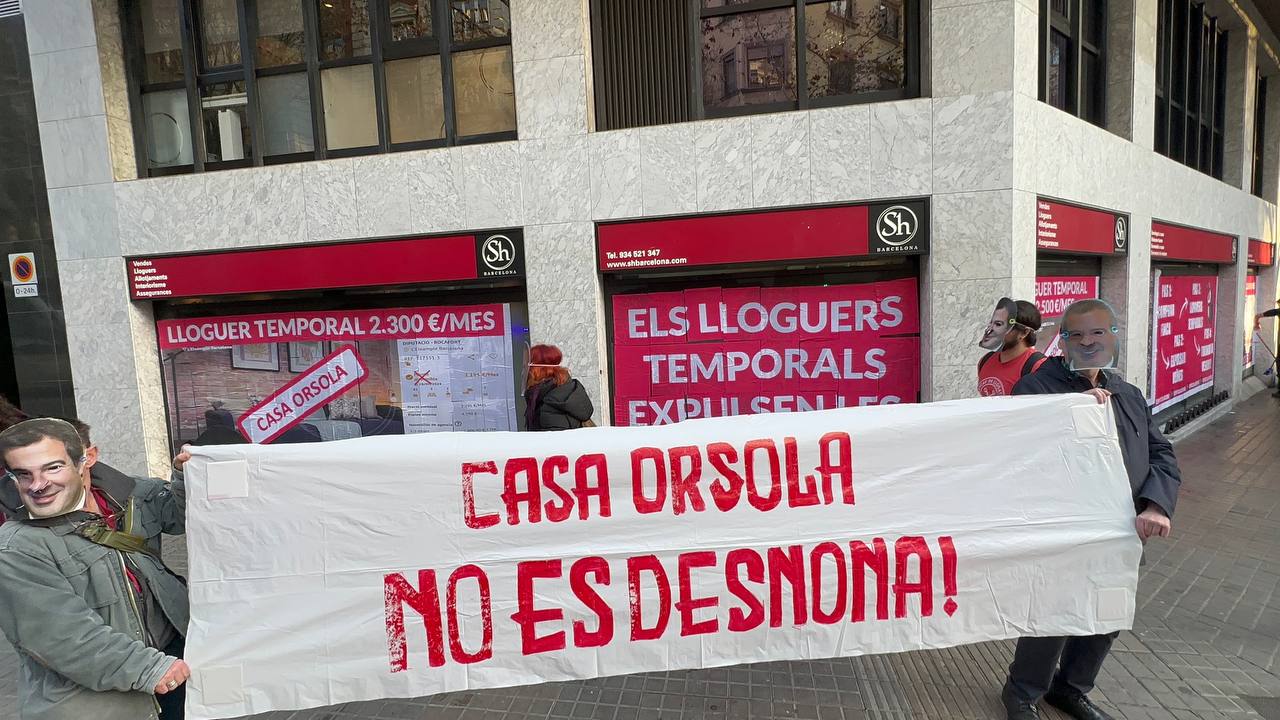 L'acció de protesta que han protagonitzat aquest dimecres els veïns de la Casa Orsola de la mà del Sindicat de Llogateres / Sindicat de Llogateres