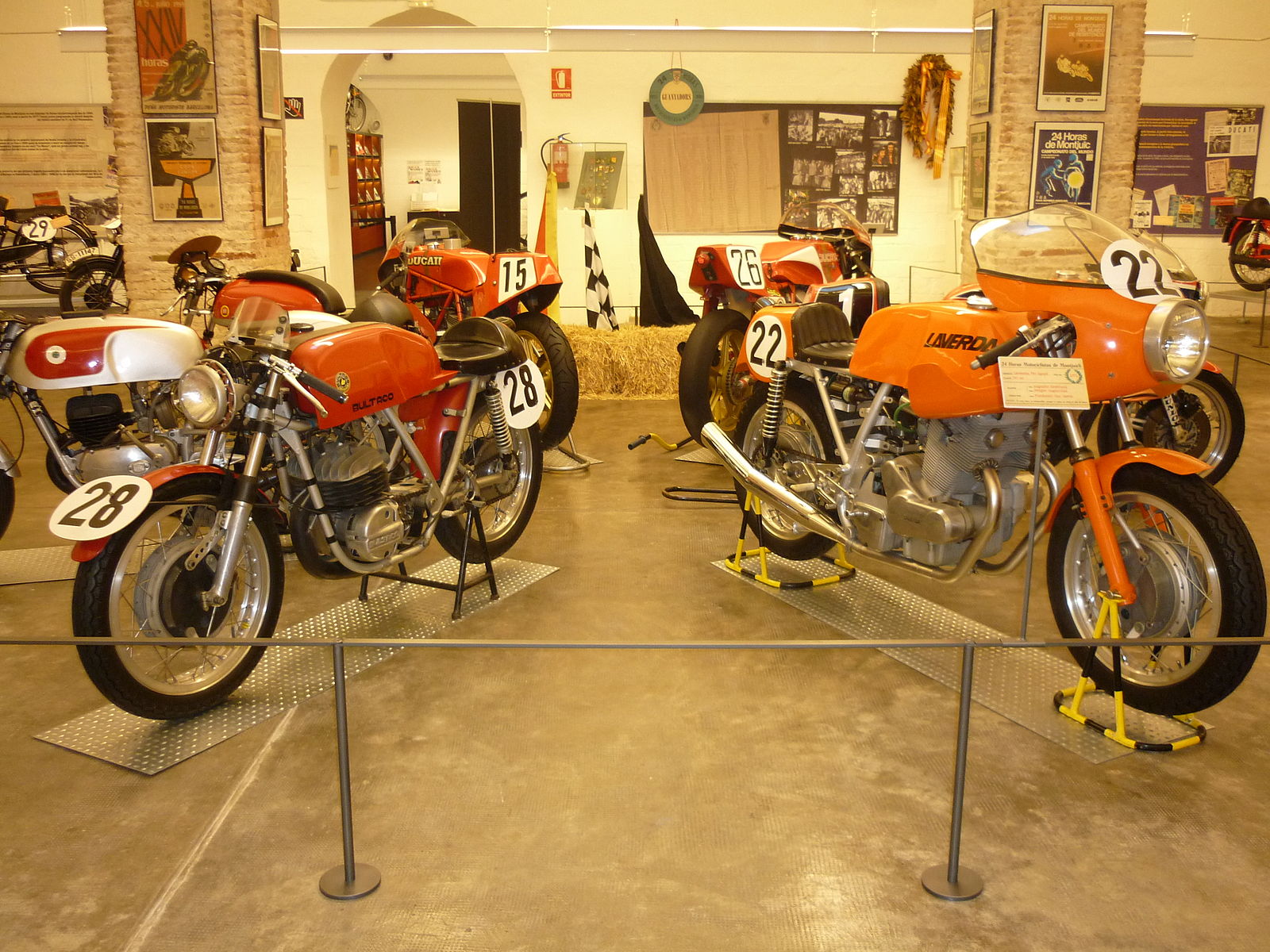 Dos de las Ducati, al fondo de la imagen, que ganaron las 24 horas de Montjuic / Pep Rovira