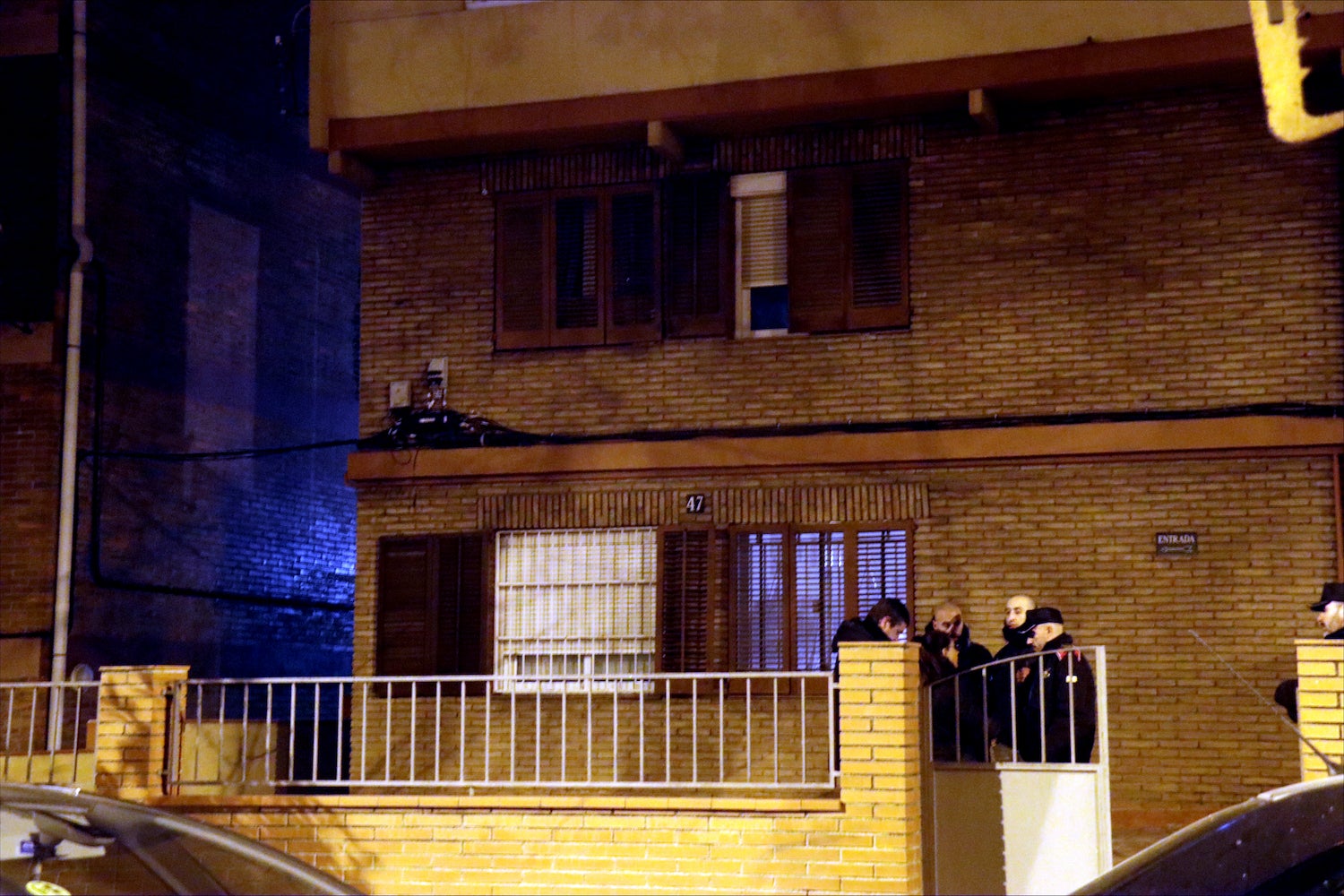 Agents de policia davant d'un domicili del districte barceloní d'Horta-Guinardó on s'han trobat els cossos d'un pare i els seus dos fills menors d'edat / ACN