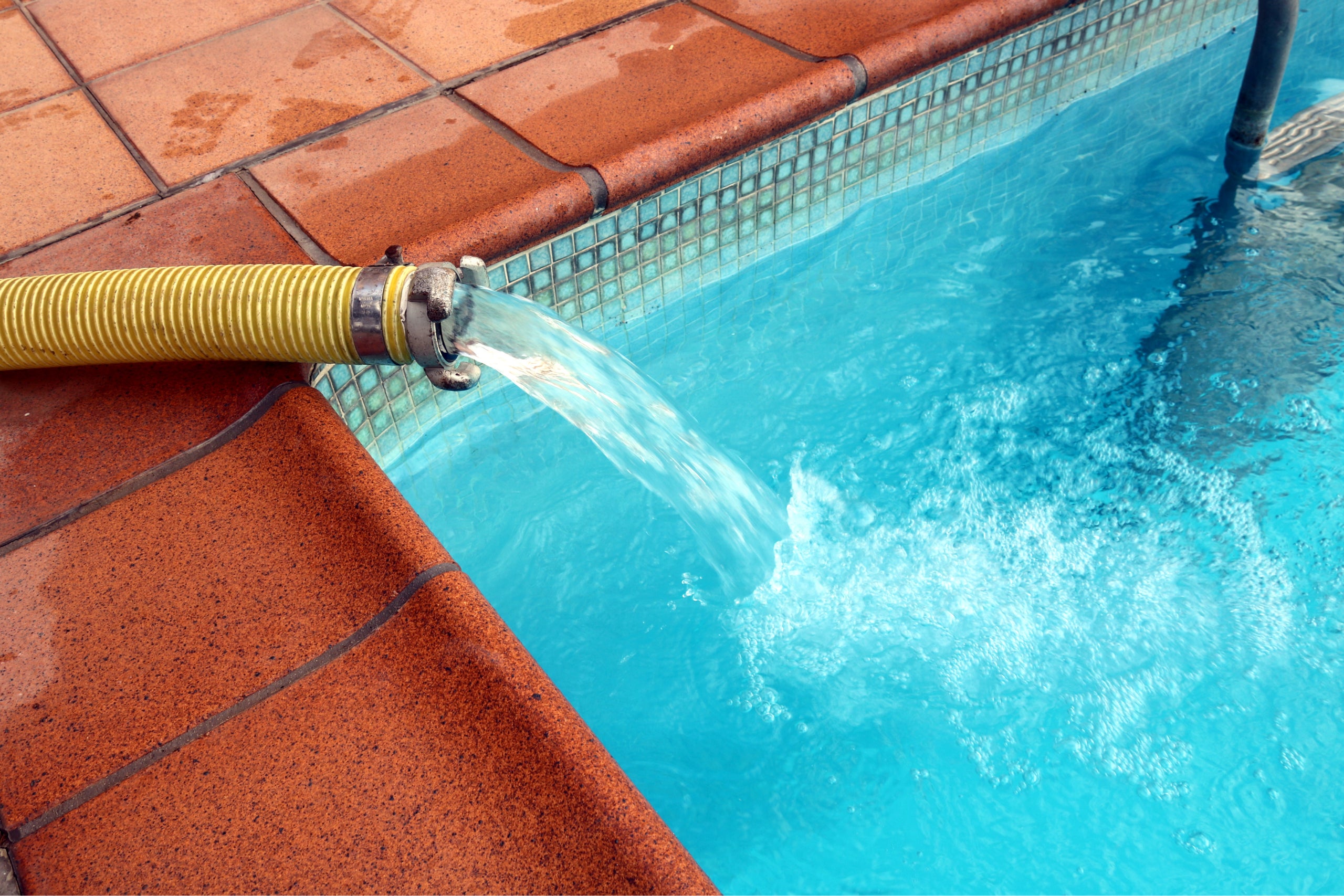 Pla detall d'una piscina omplint-se | ACN