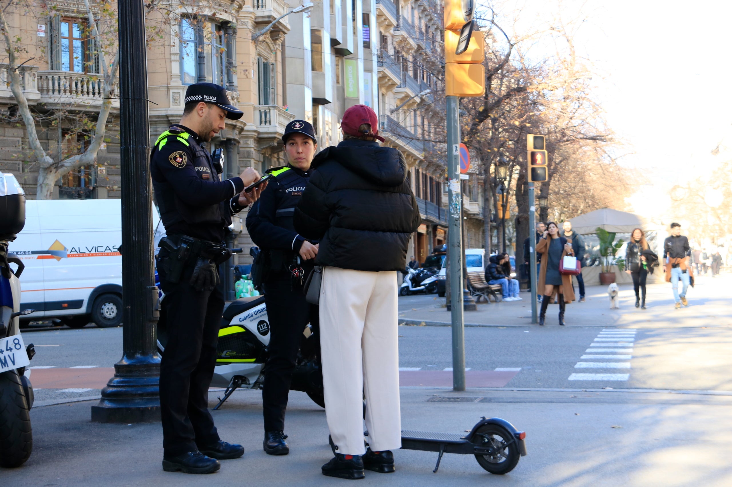 Control de la Guàrdia Urbana enfocat a detectar infraccions de patinets elèctrics / Laura Fíguls (ACN)
