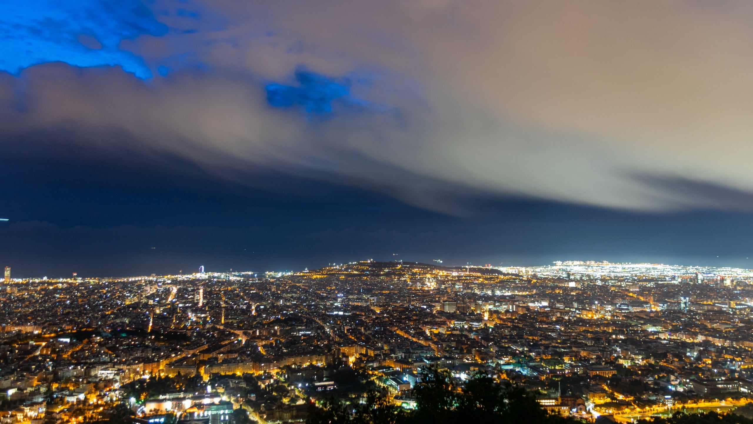 Les virgues de nue albirades a Barcelona durant la nit | Alfons Puertas