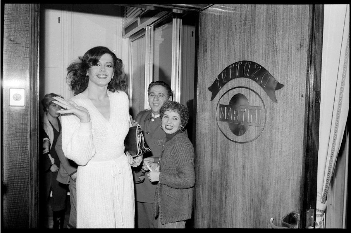 La vedet Bibi Ándersen, que actuava aleshores al Teatre Apolo, accedint a la Terraza Martini el 15 de novembre de 1978 / Antoni Capella (Arxiu Fotogràfic de Barcelona)