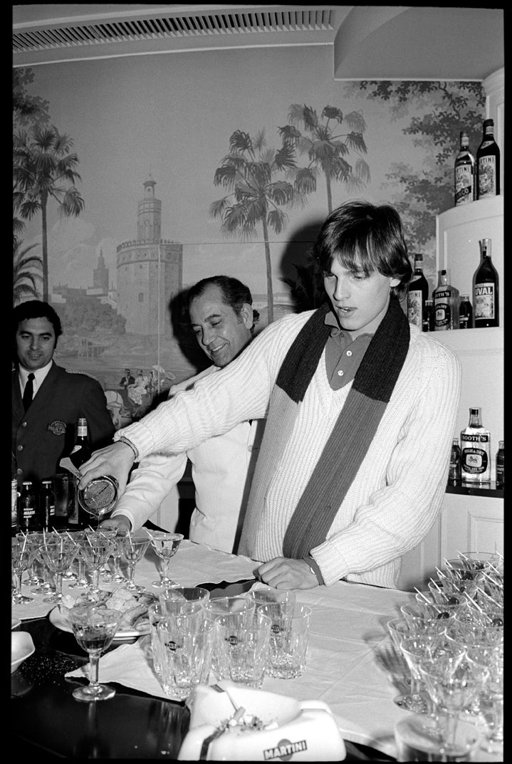 El cantant Miguel Bosé a la barra de la Terraza Martini preparant un còctel el 14 de febrer de 1978 / Antoni Capella (Arxiu Fotogràfic de Barcelona)
