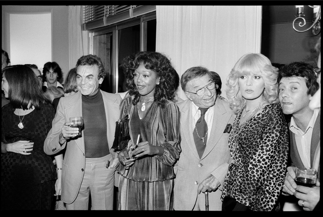 Els actors del musical 'Barcelona es Bárbara' estrenat al Teatre Victòria a la Teraza Martini el 2 d'octubre del 1978 (Paco Morán, Ondina, Xavier Cugat, Bárbara Rey i Santi Sans) / Antoni Capella (Arxiu Fotogràfic de Barcelona)